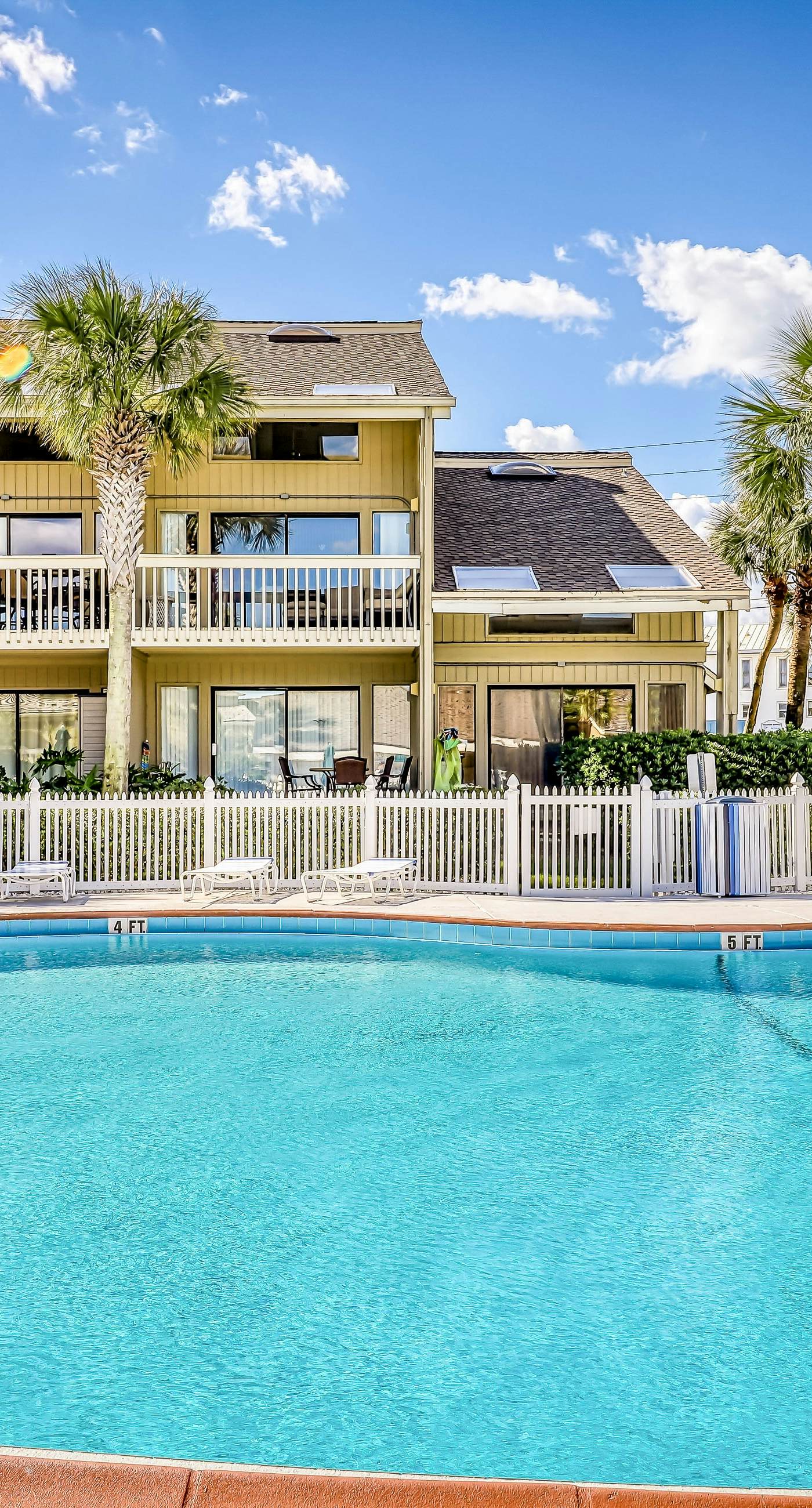 Comfortable dog-friendly townhome with full kitchen - walk to the beach