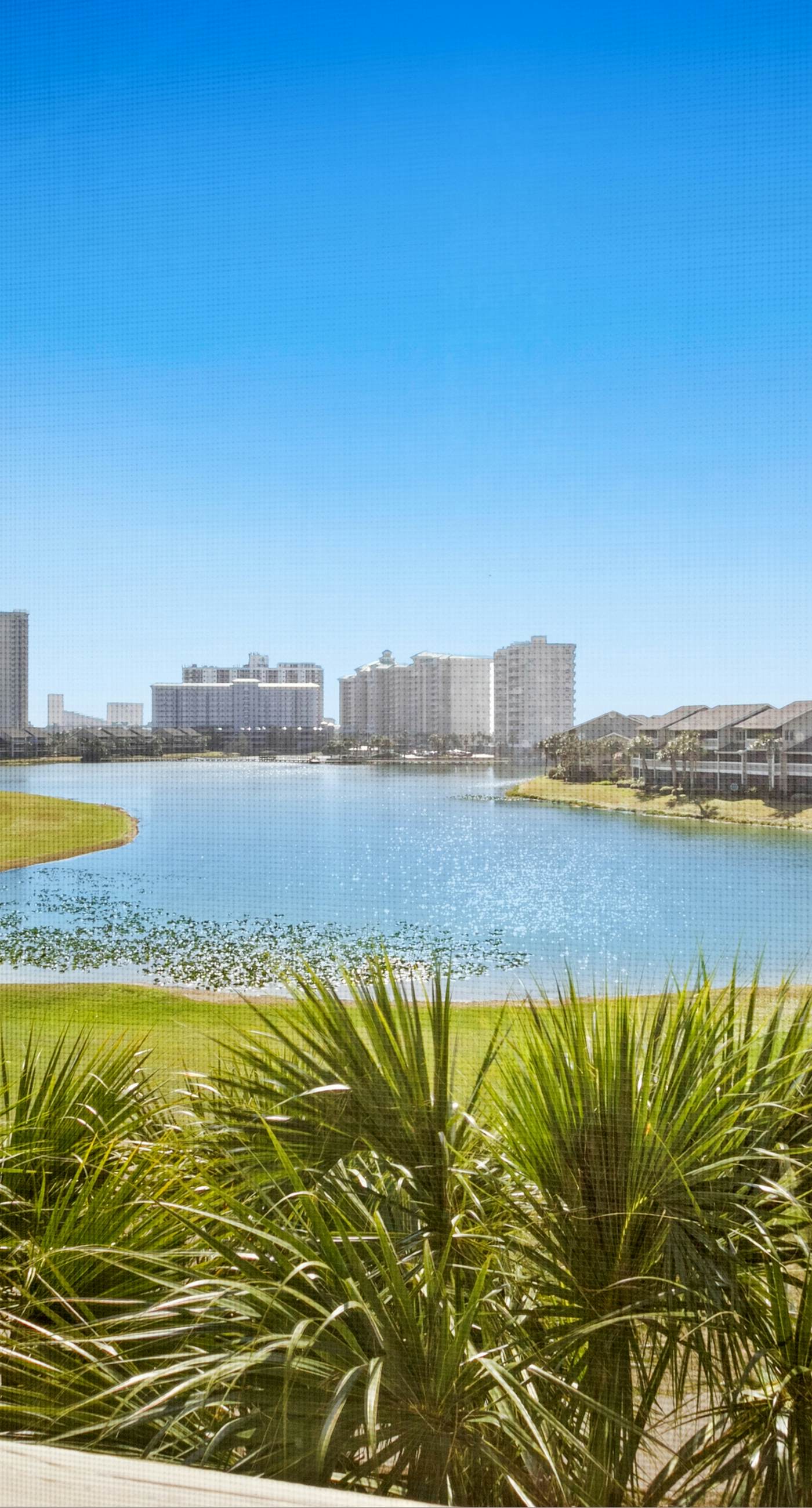 Comfortable dog-friendly townhome with full kitchen - walk to the beach