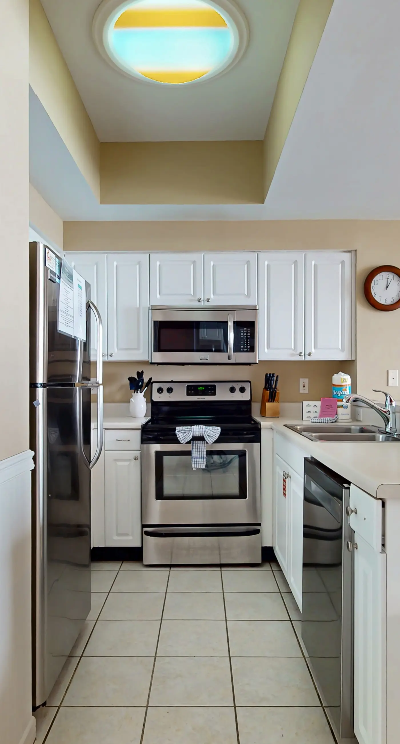 Beachfront getaway w/ access to indoor and outdoor pools