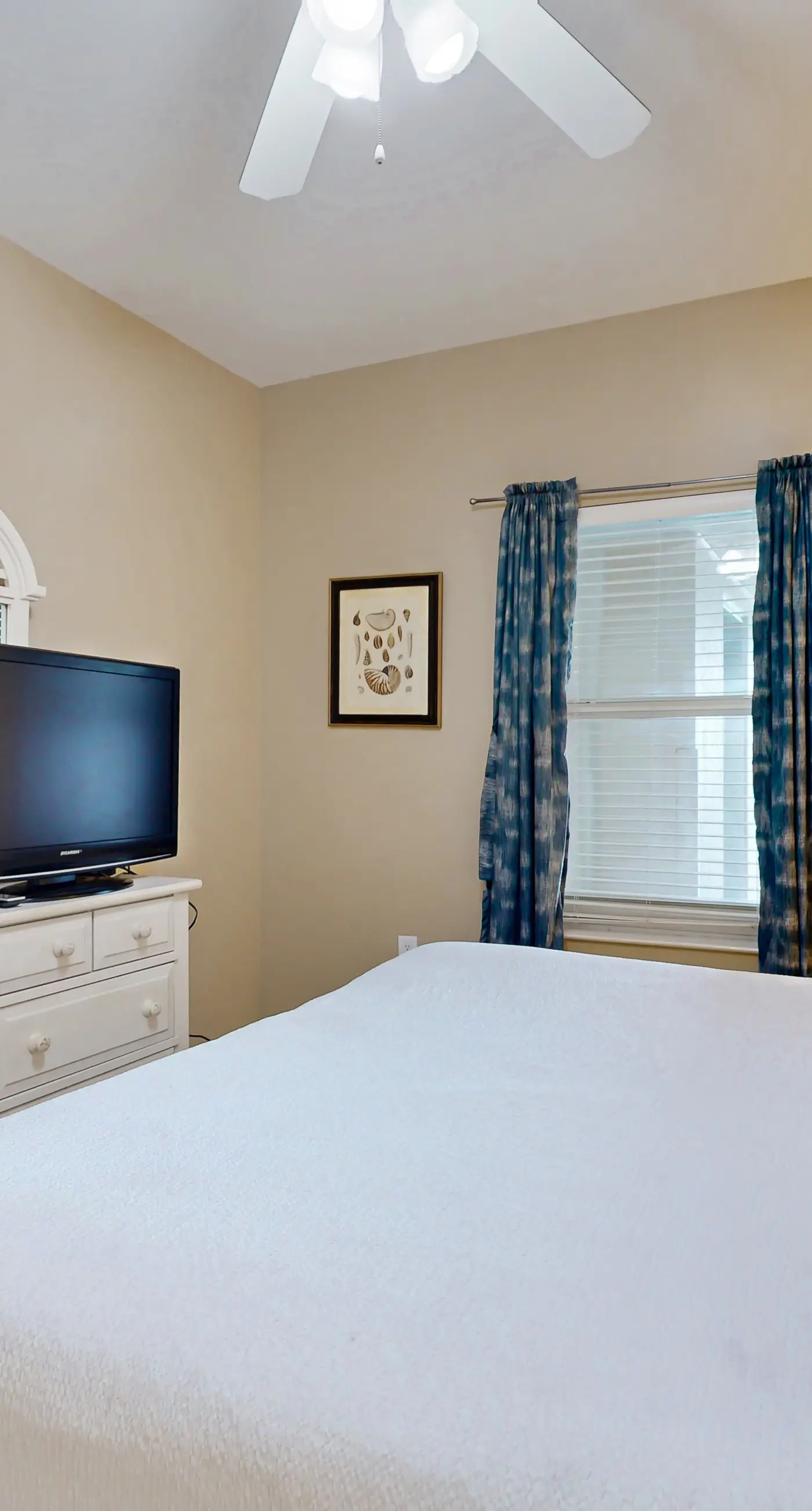 Beachfront getaway w/ access to indoor and outdoor pools