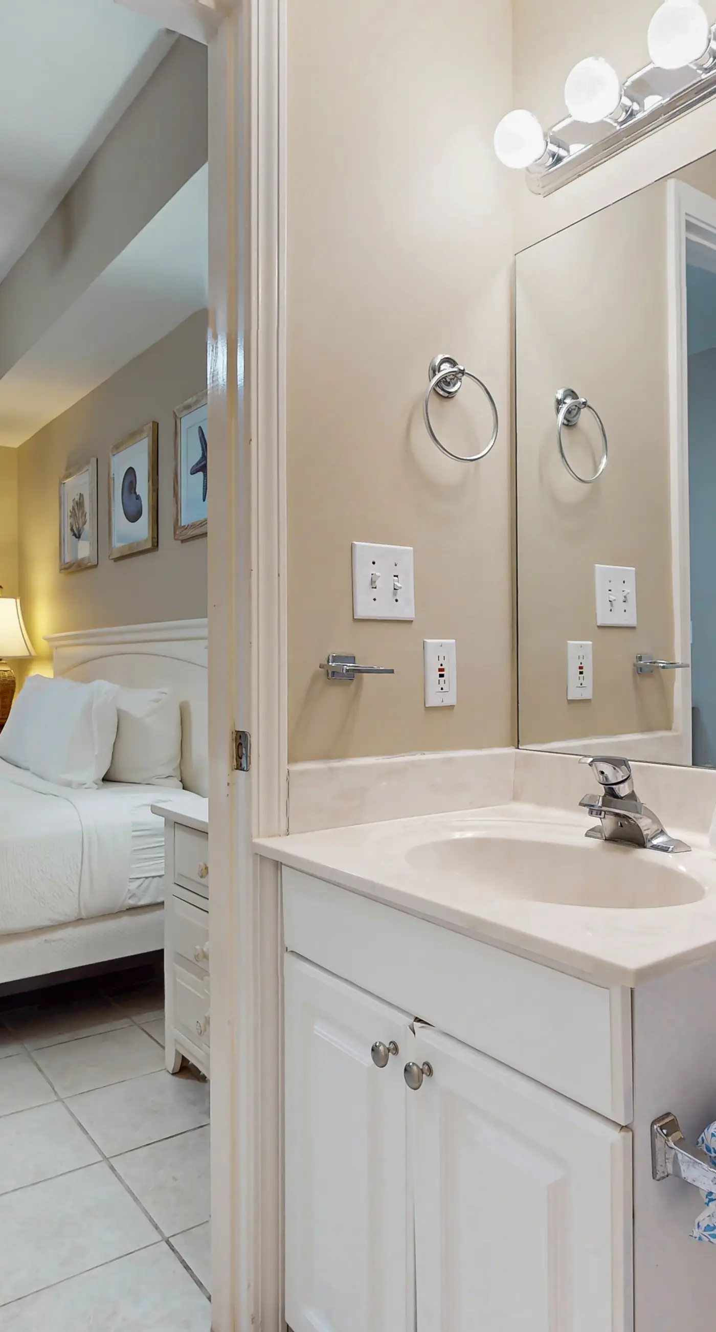 Beachfront getaway w/ access to indoor and outdoor pools