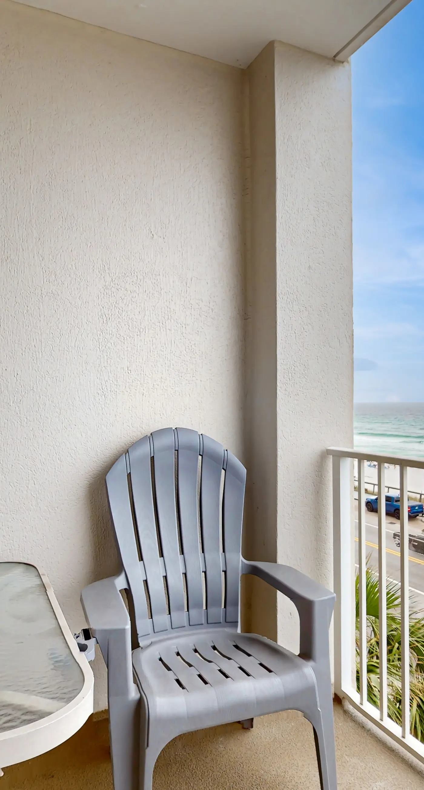 Beachfront getaway w/ access to indoor and outdoor pools