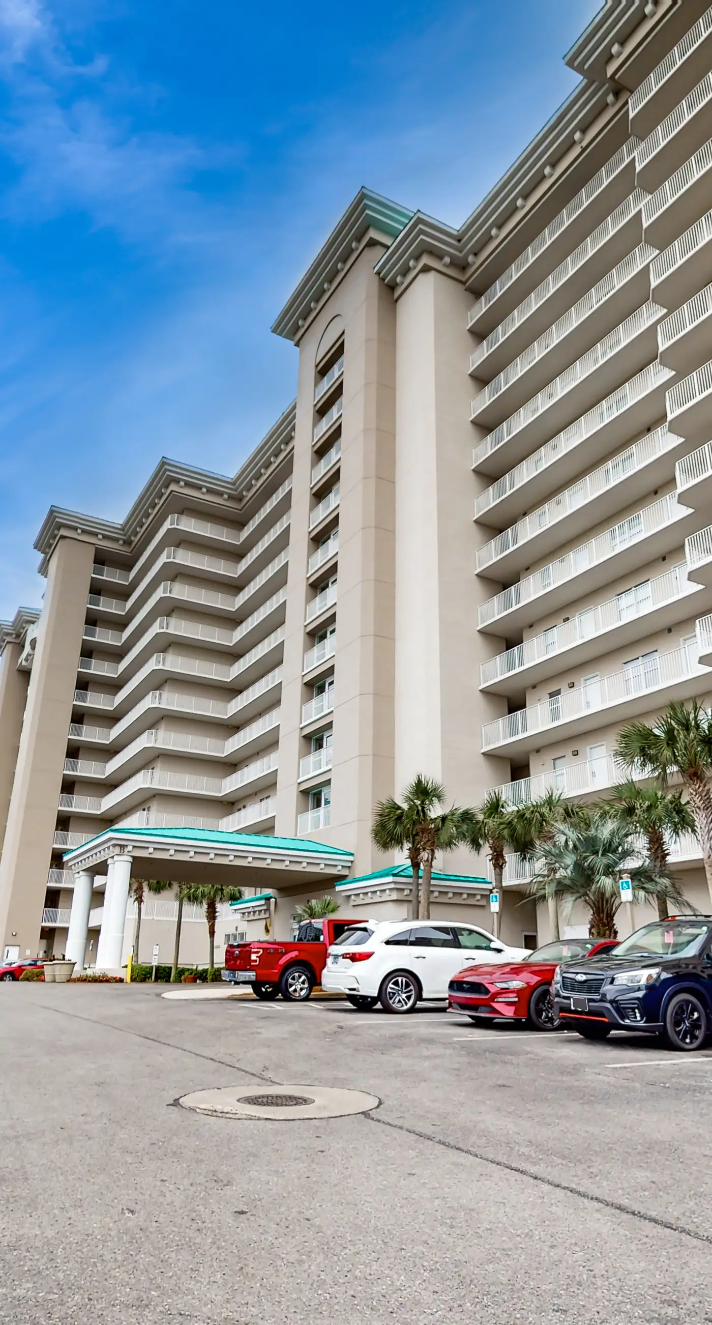 Beachfront getaway w/ access to indoor and outdoor pools