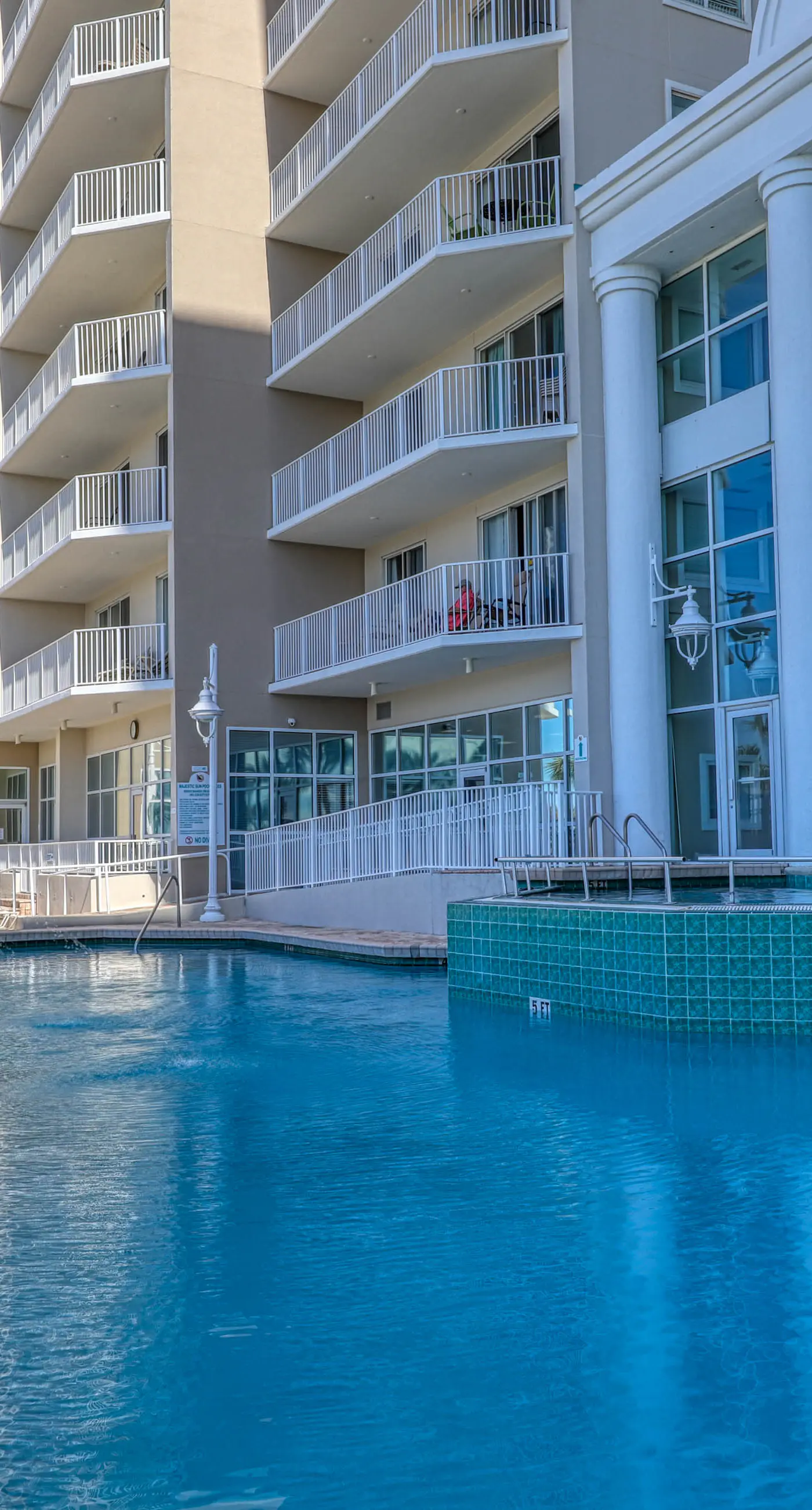 Beachfront getaway w/ access to indoor and outdoor pools