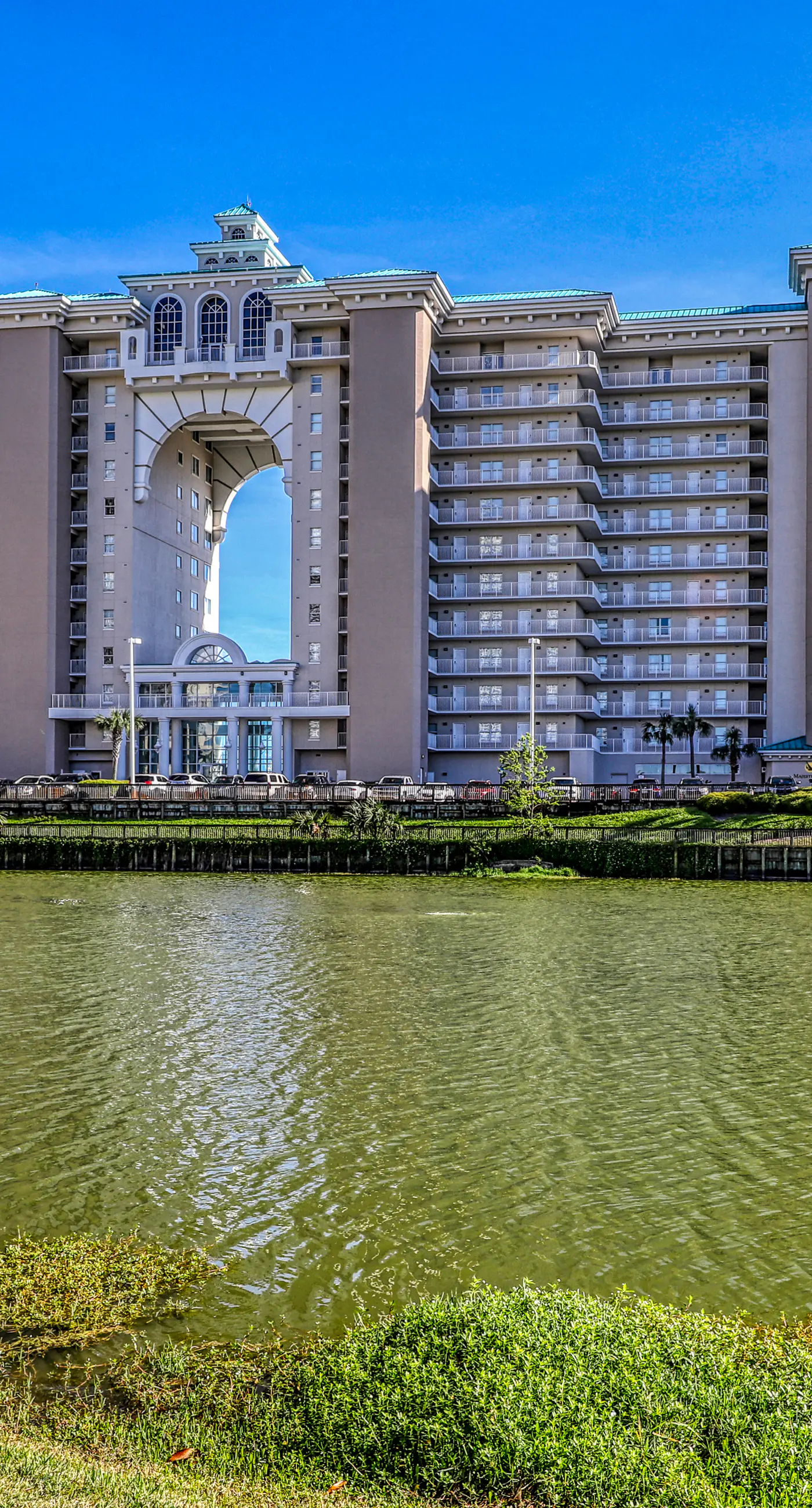 Beachfront getaway w/ access to indoor and outdoor pools