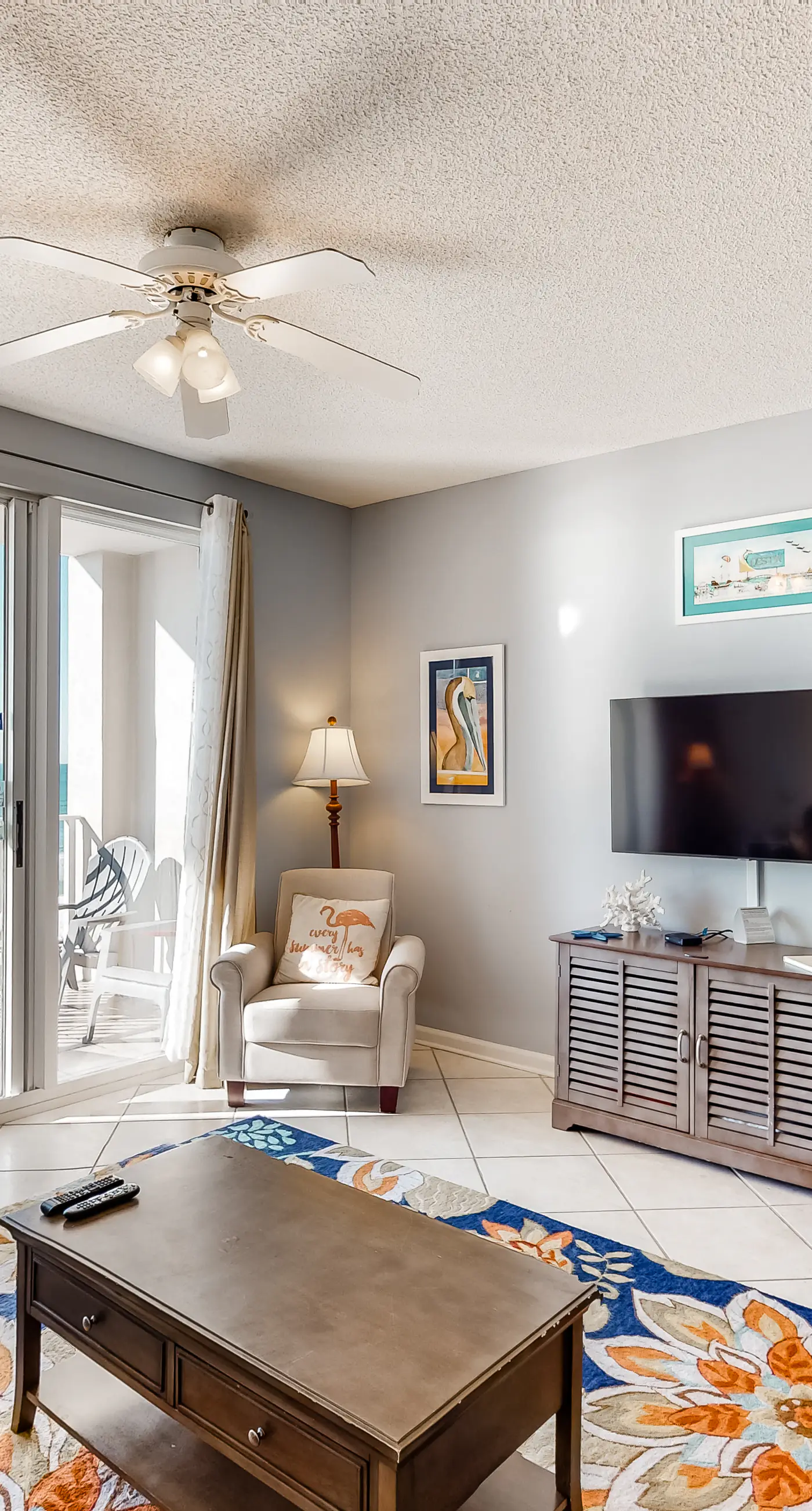 3rd Floor Comfortable gulf view Condo, Steps to beach, Shopping & dining nearby