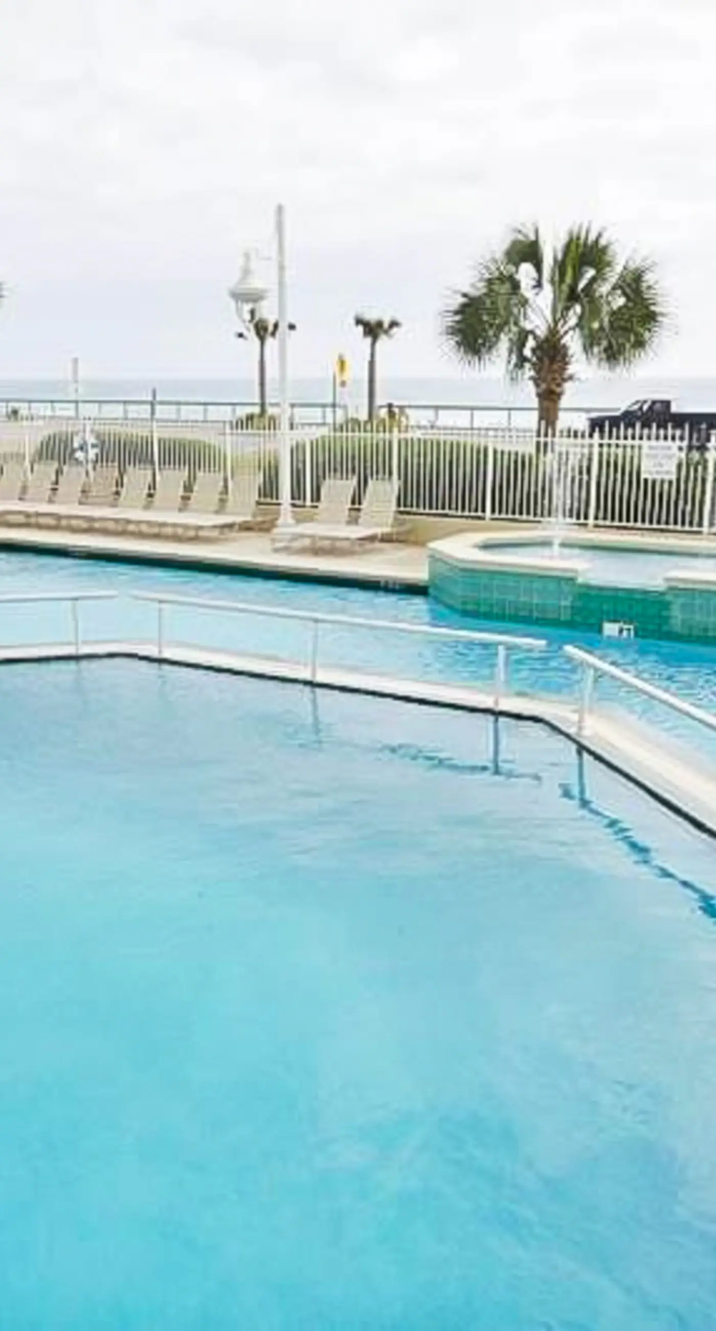 3rd Floor Comfortable gulf view Condo, Steps to beach, Shopping & dining nearby