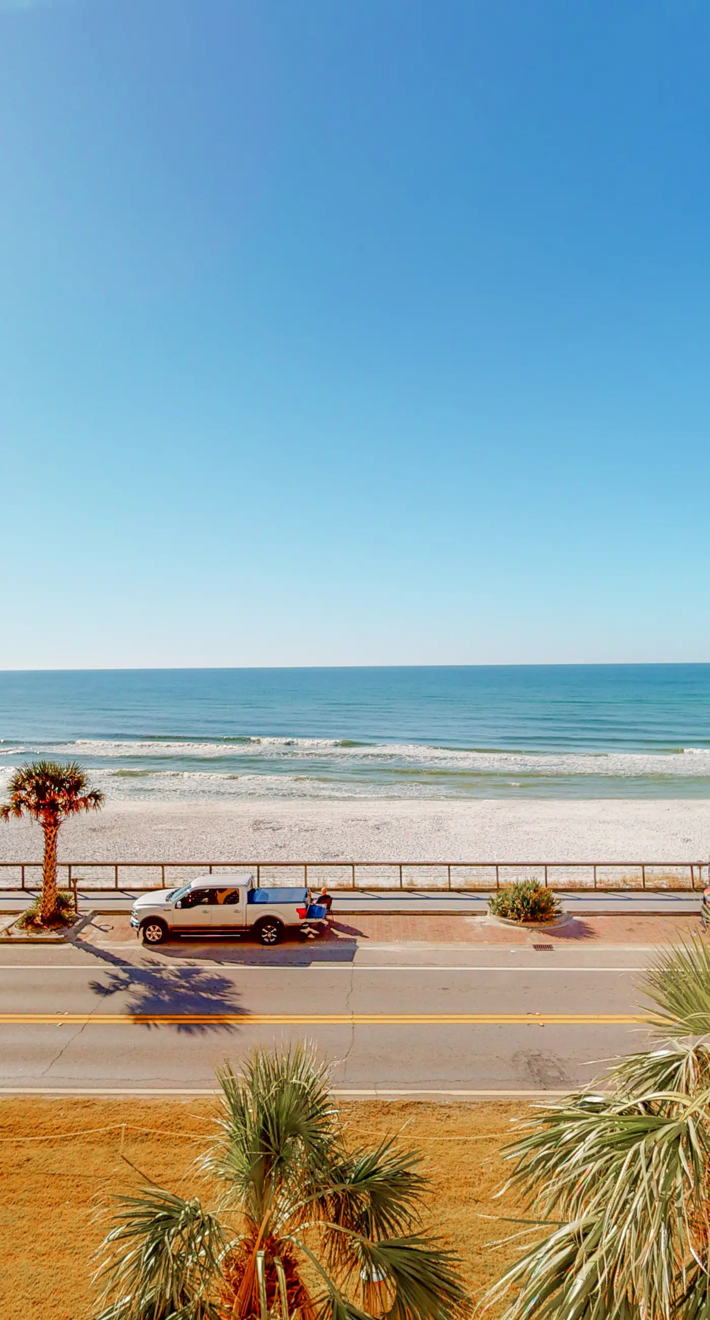 3rd Floor Comfortable gulf view Condo, Steps to beach, Shopping & dining nearby