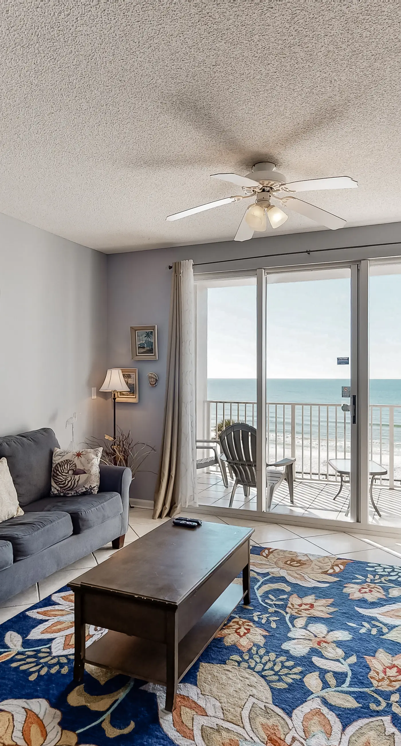 3rd Floor Comfortable gulf view Condo, Steps to beach, Shopping & dining nearby