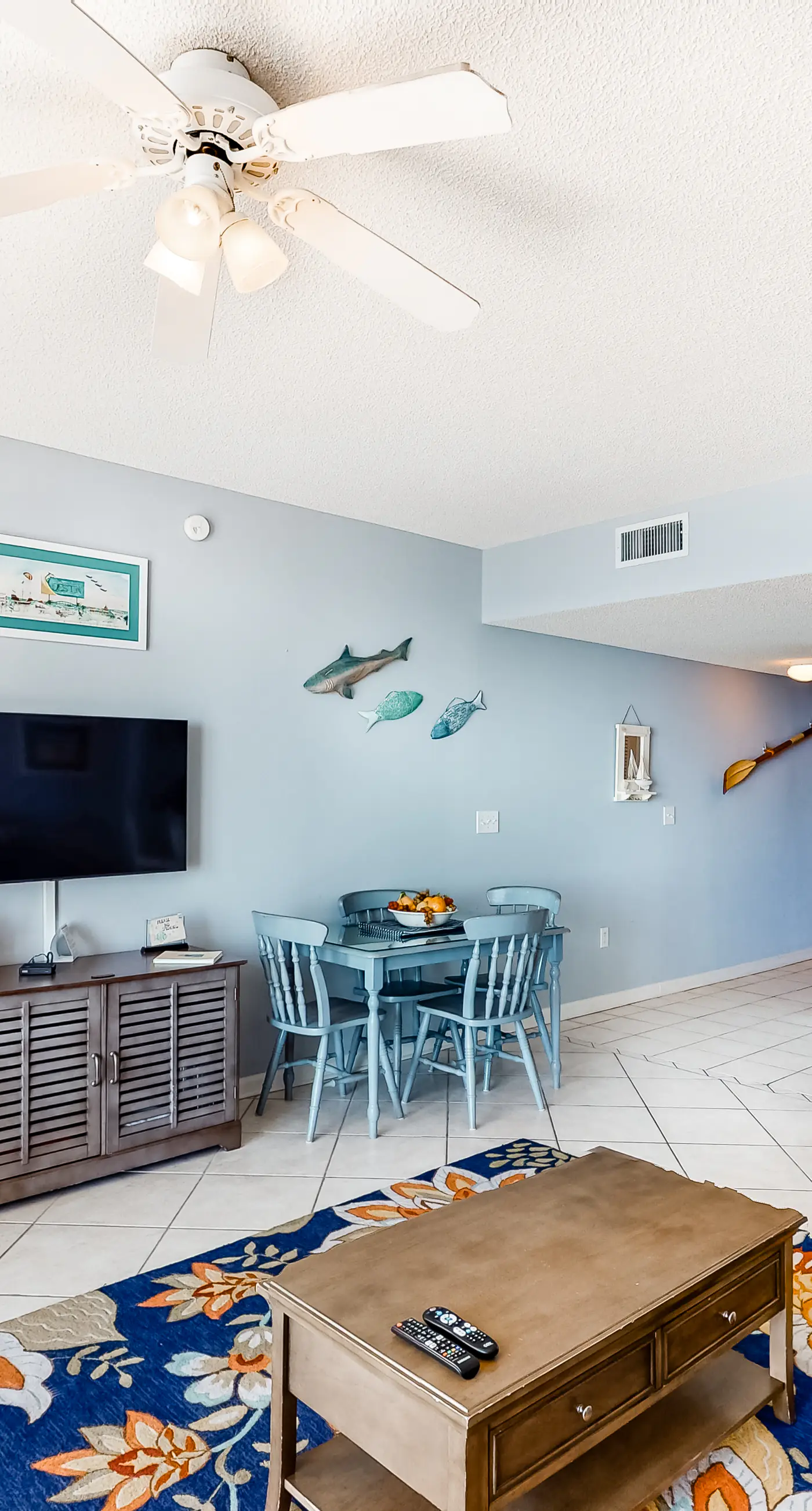 3rd Floor Comfortable gulf view Condo, Steps to beach, Shopping & dining nearby