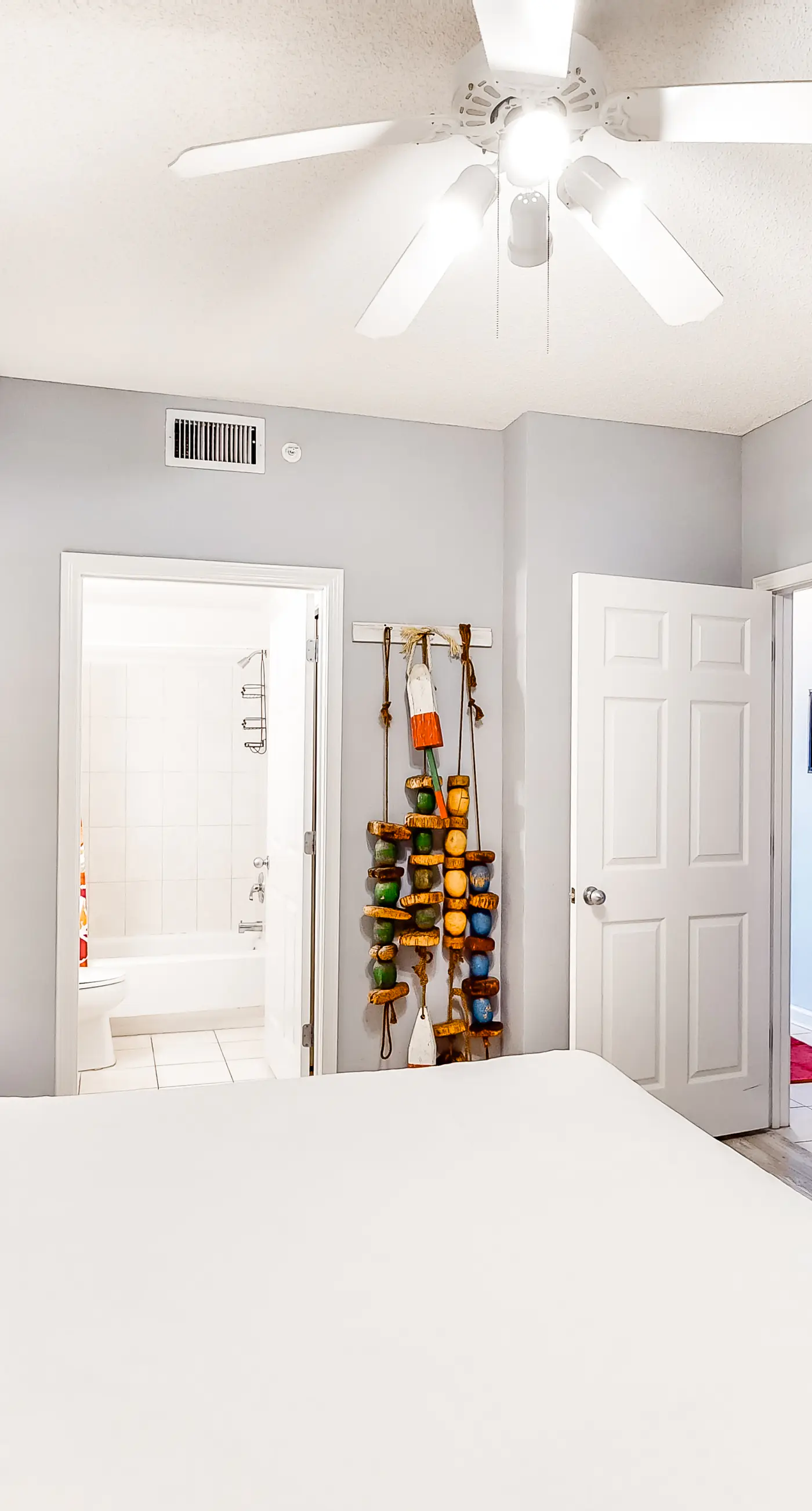 3rd Floor Comfortable gulf view Condo, Steps to beach, Shopping & dining nearby