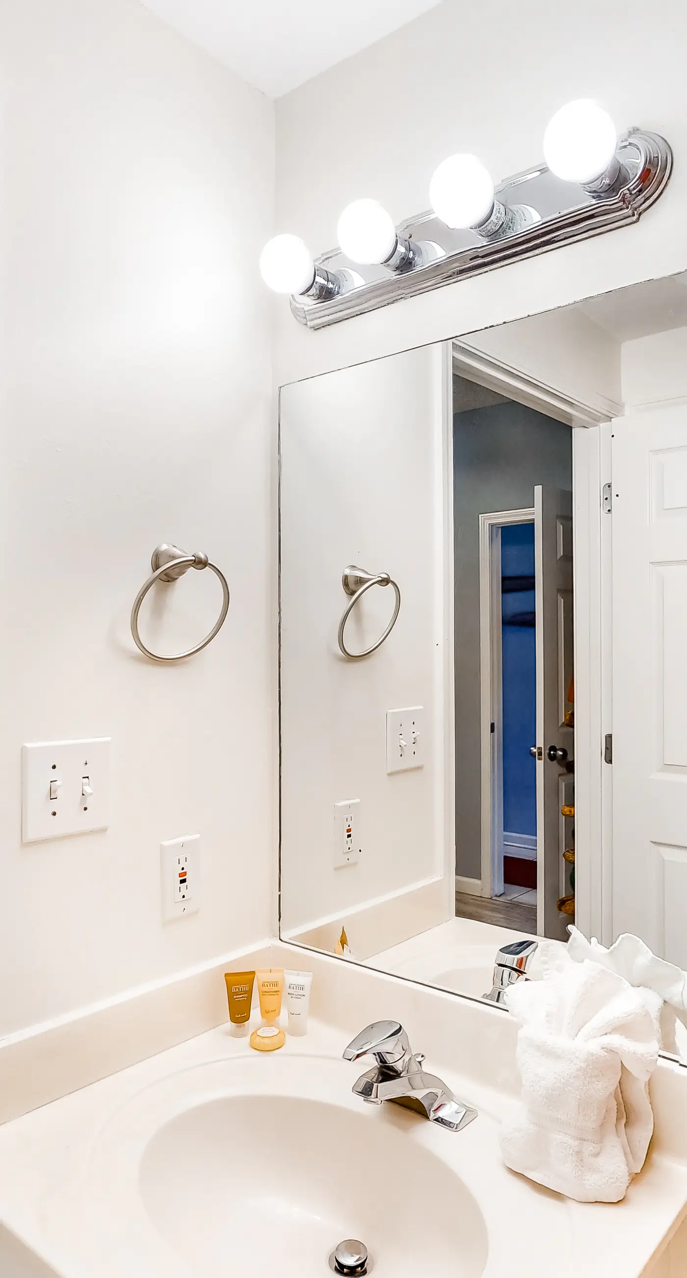 3rd Floor Comfortable gulf view Condo, Steps to beach, Shopping & dining nearby