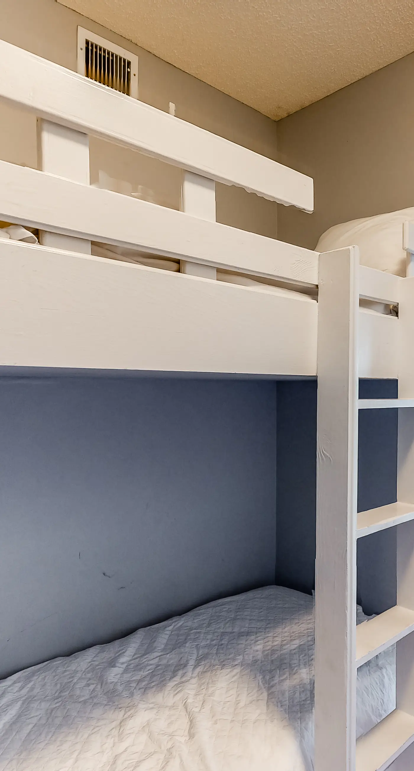 3rd Floor Comfortable gulf view Condo, Steps to beach, Shopping & dining nearby