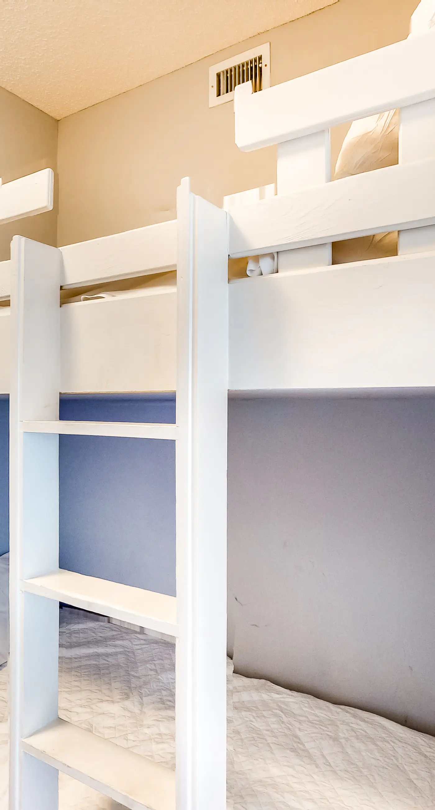 3rd Floor Comfortable gulf view Condo, Steps to beach, Shopping & dining nearby