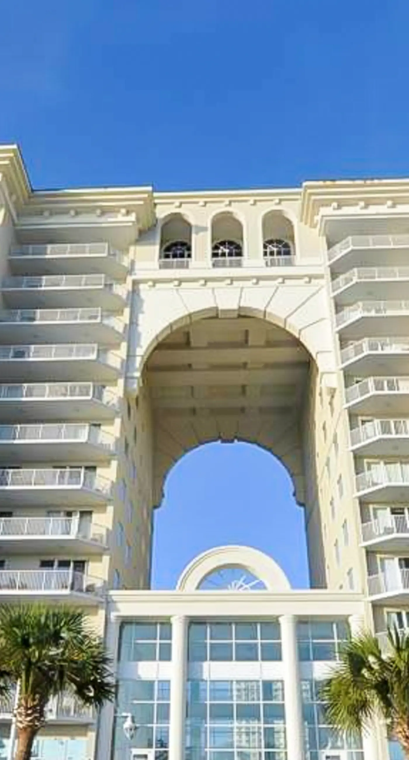 3rd Floor Comfortable gulf view Condo, Steps to beach, Shopping & dining nearby