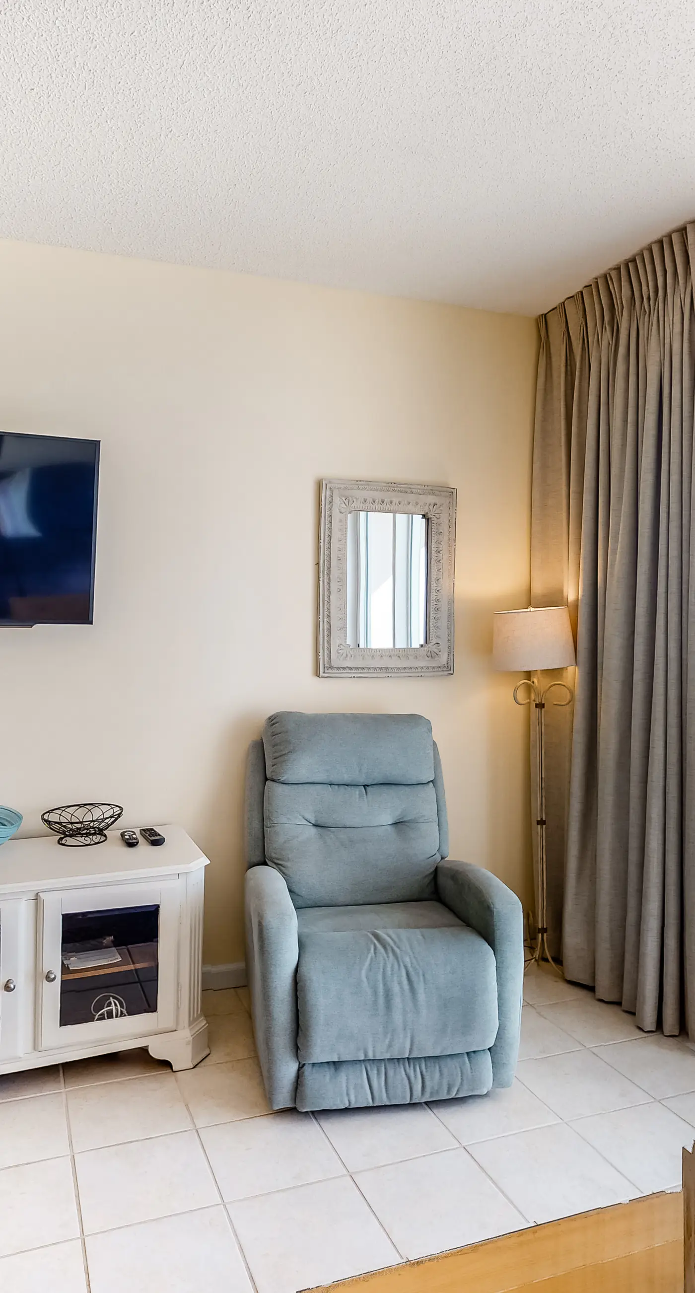 4th Floor Updated condo, Gulf front views, Steps to shopping & dining