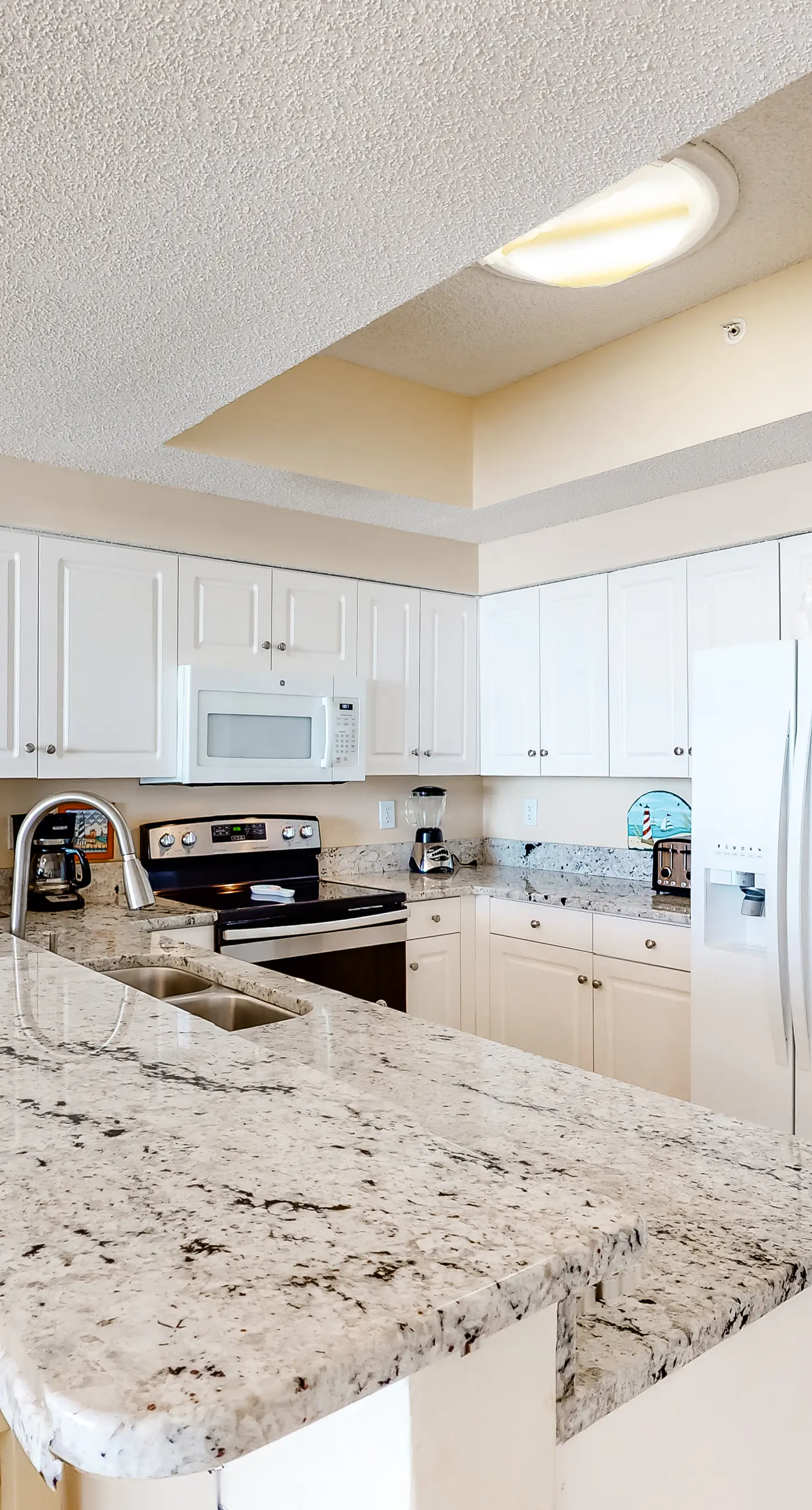 4th Floor Updated condo, Gulf front views, Steps to shopping & dining