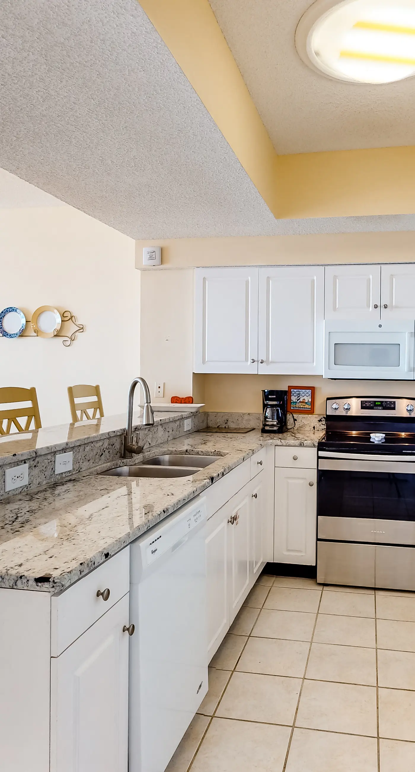 4th Floor Updated condo, Gulf front views, Steps to shopping & dining