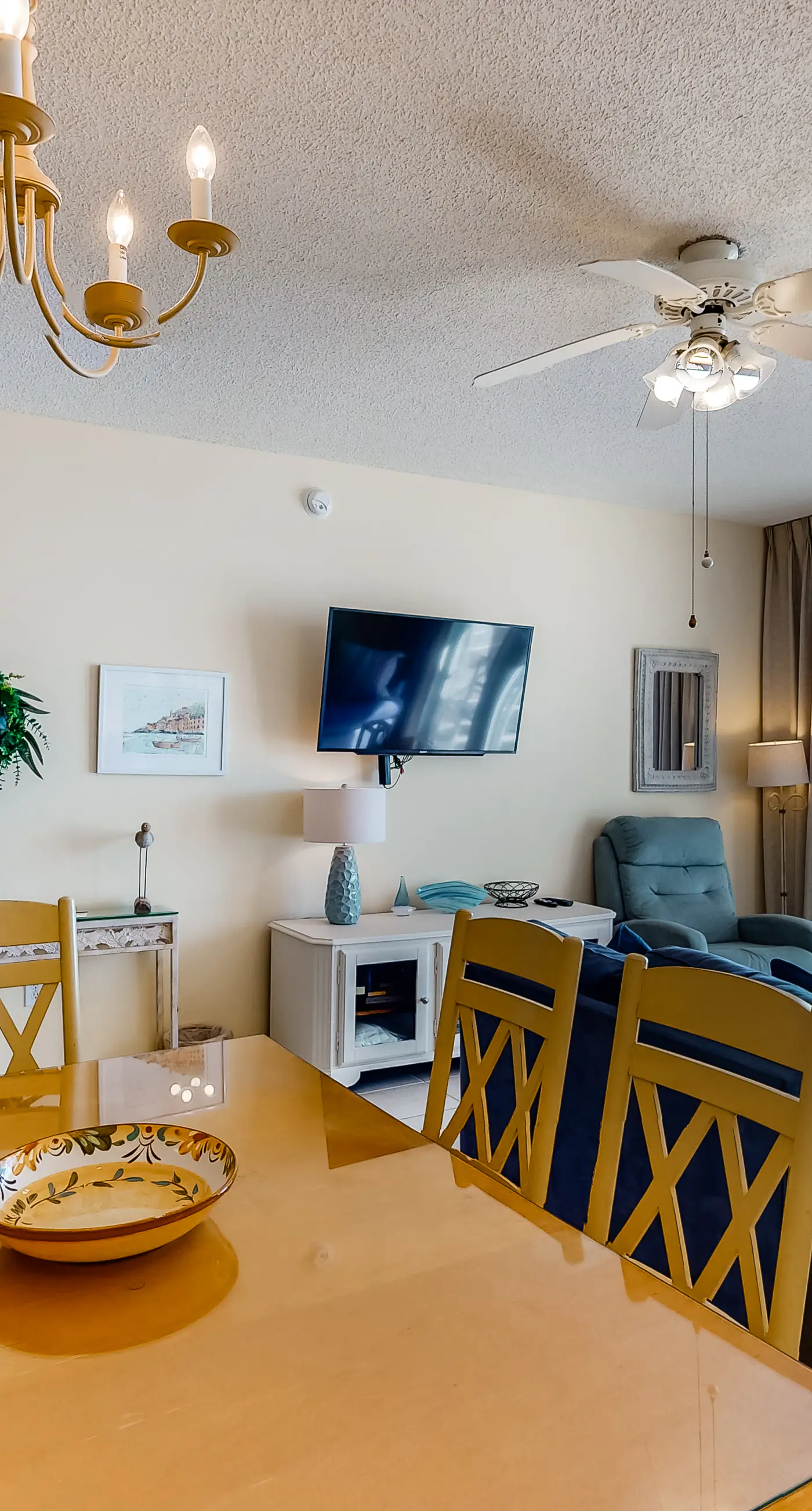 4th Floor Updated condo, Gulf front views, Steps to shopping & dining