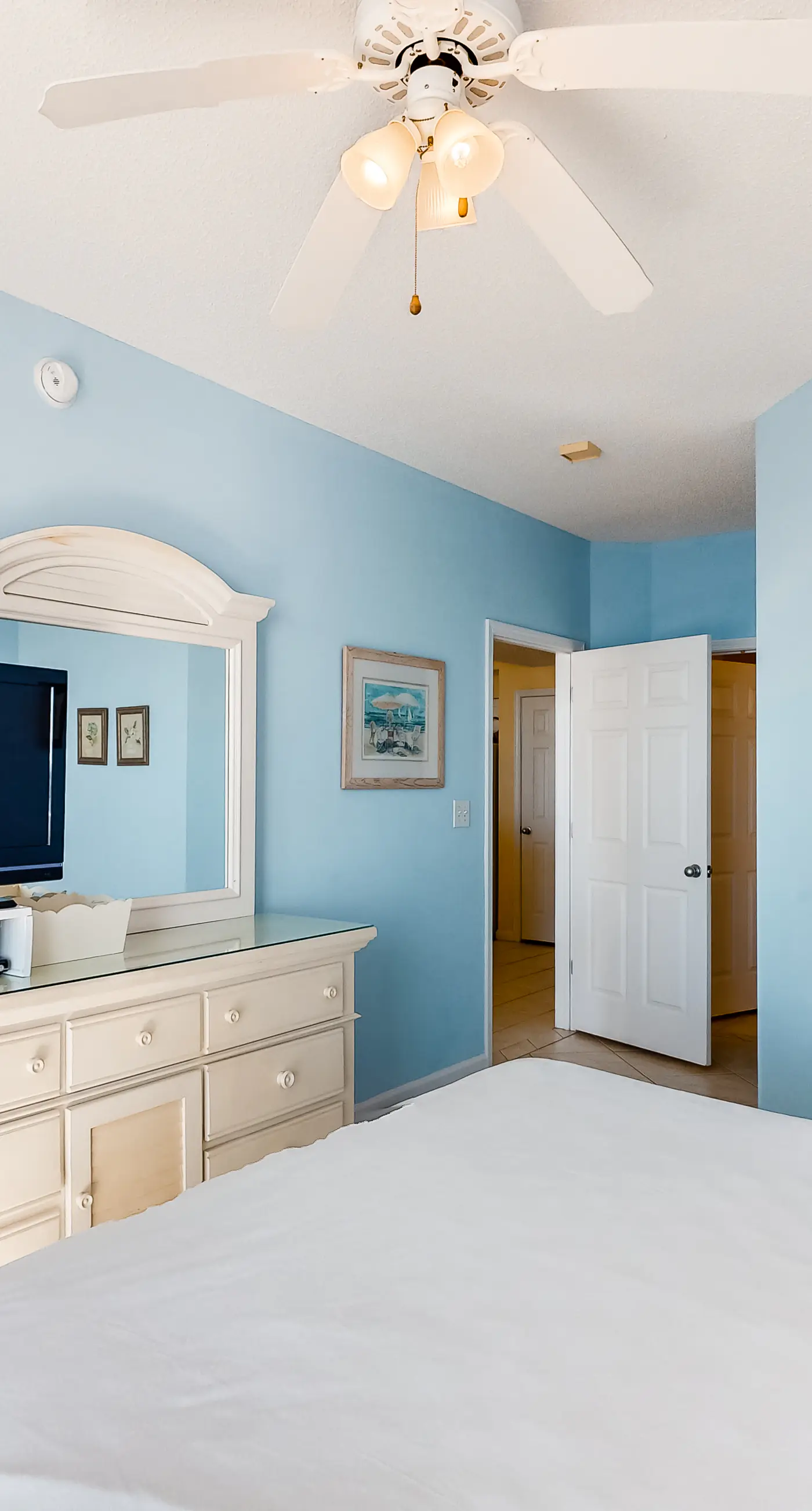 4th Floor Updated condo, Gulf front views, Steps to shopping & dining