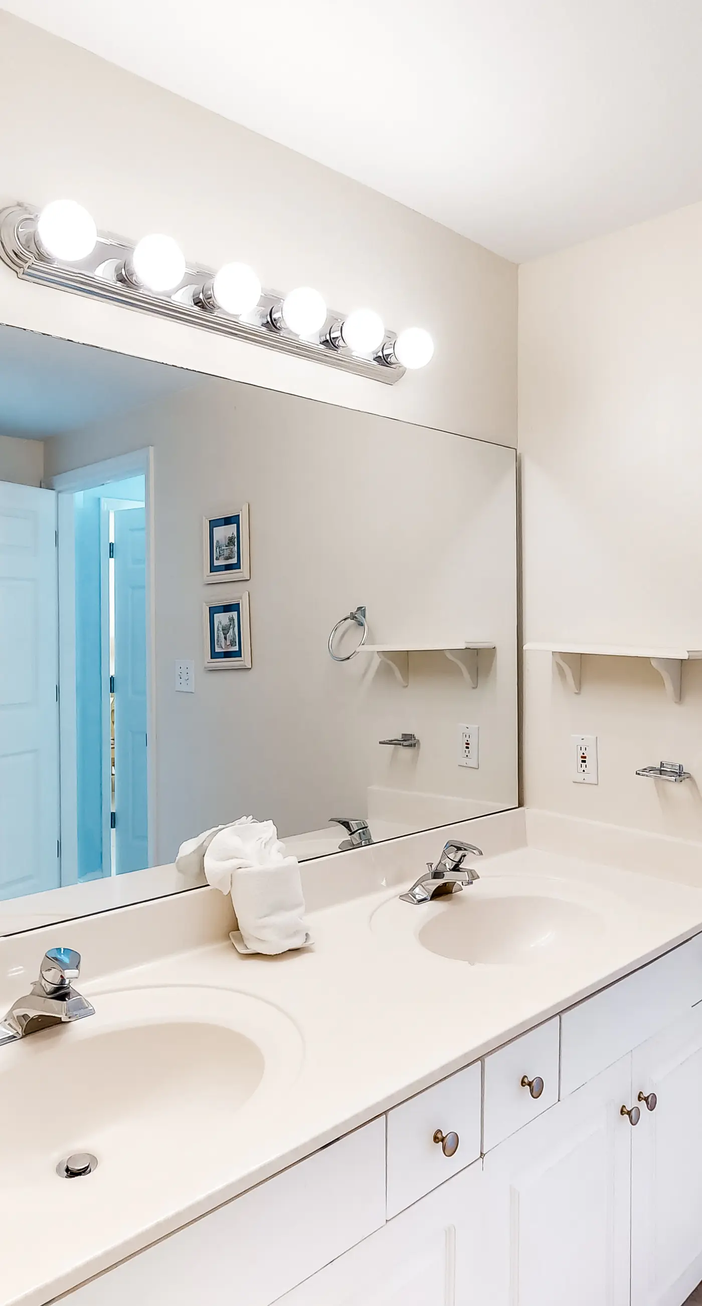 4th Floor Updated condo, Gulf front views, Steps to shopping & dining