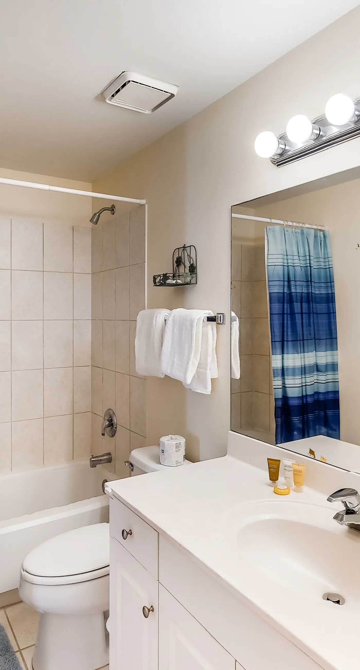 4th Floor Updated condo, Gulf front views, Steps to shopping & dining