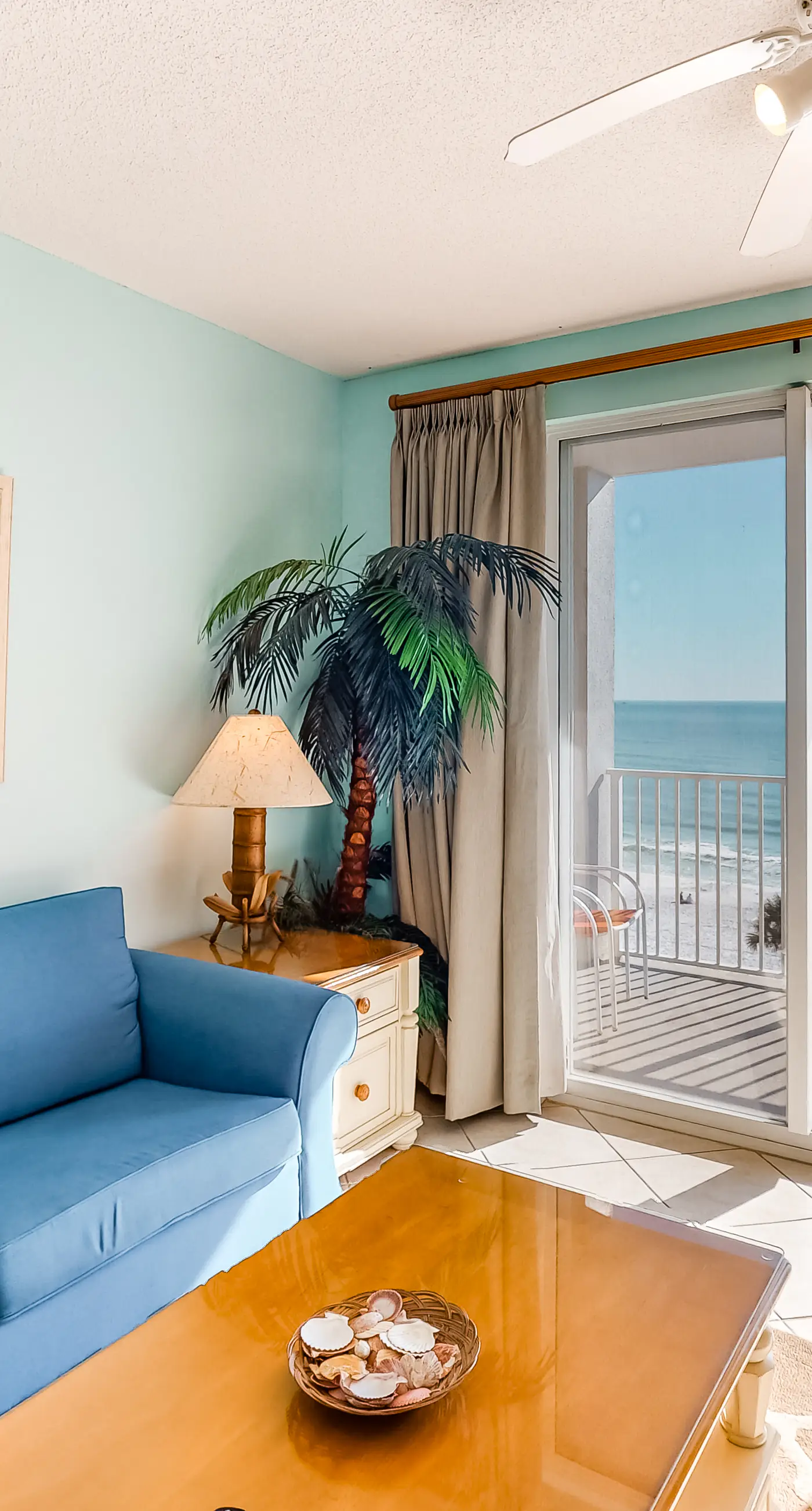 4th Floor Charming condo, Steps from the gulf, Restaurants minutes away