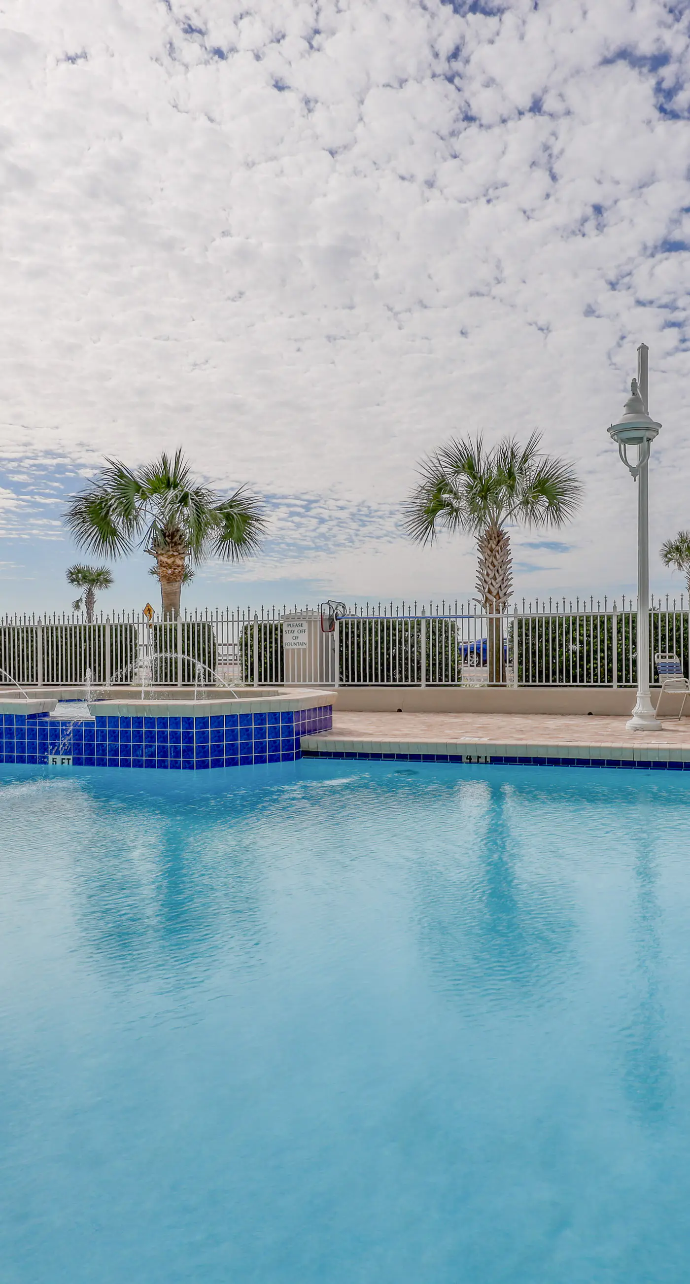 4th Floor Charming condo, Steps from the gulf, Restaurants minutes away
