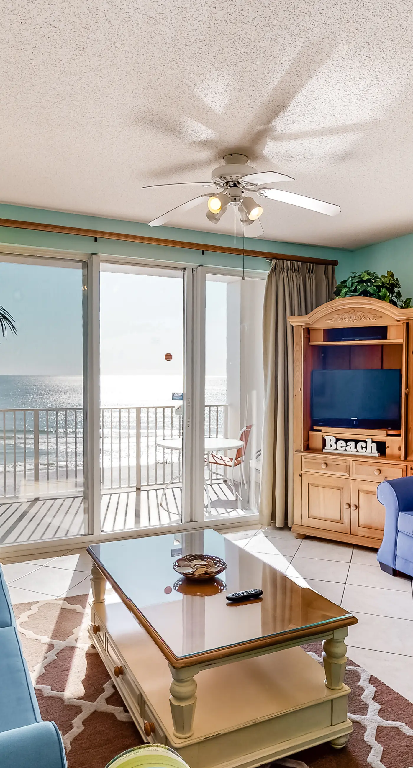 4th Floor Charming condo, Steps from the gulf, Restaurants minutes away