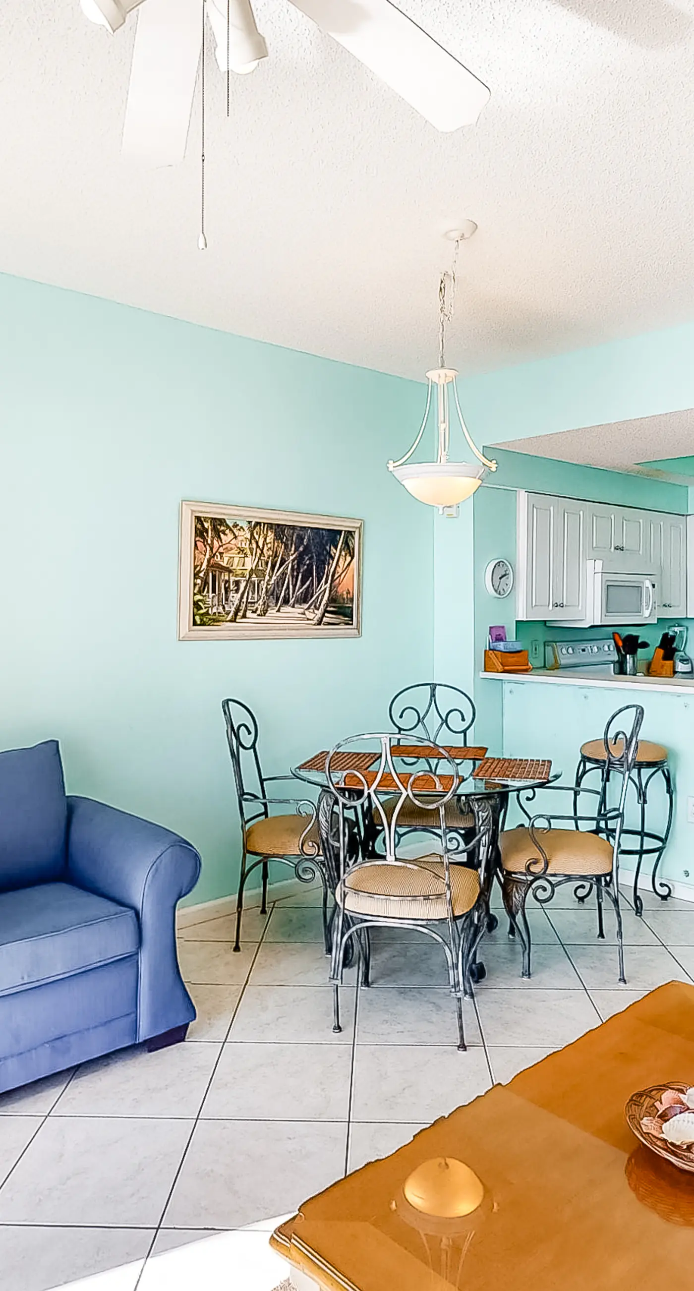 4th Floor Charming condo, Steps from the gulf, Restaurants minutes away