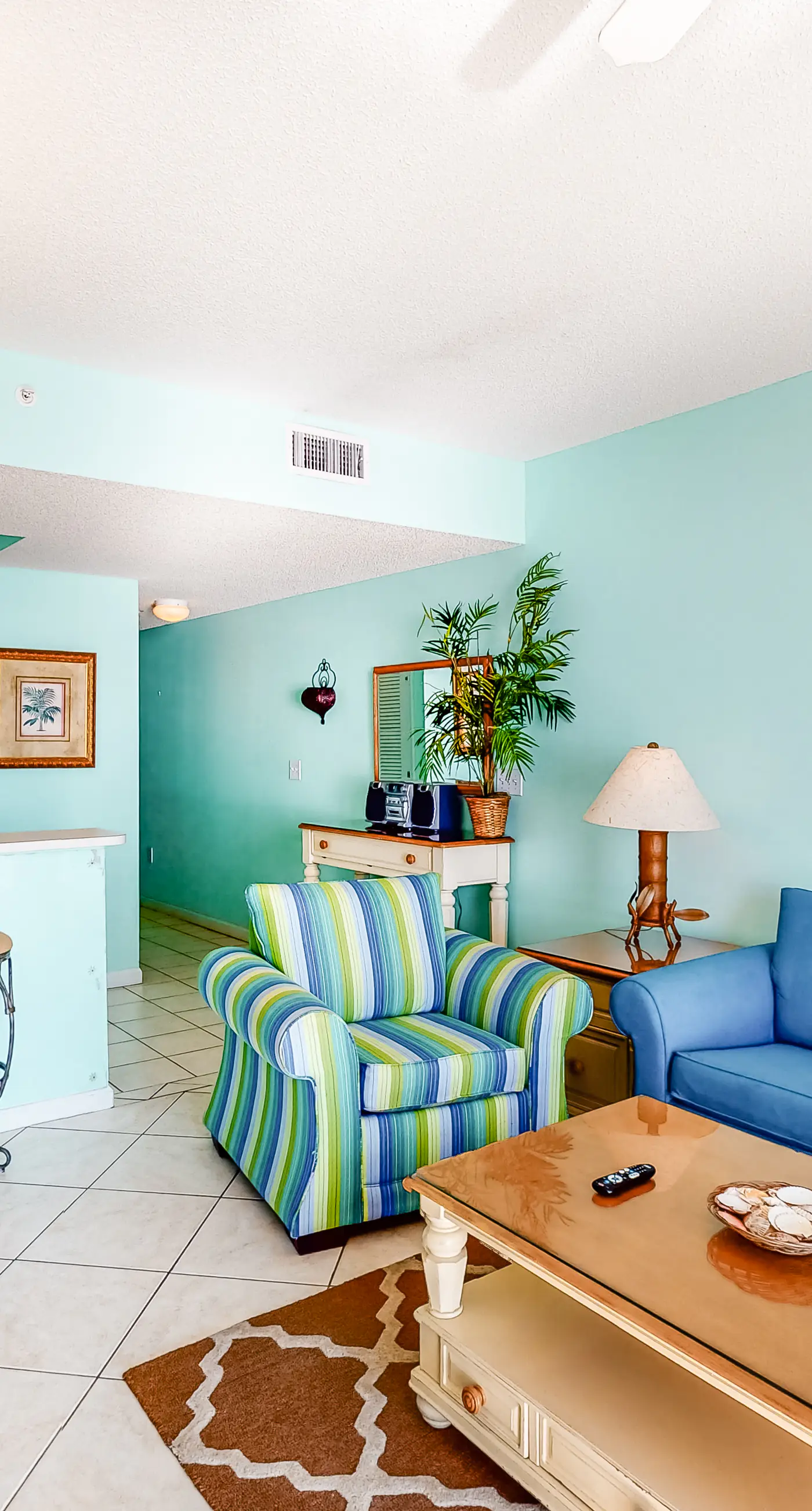 4th Floor Charming condo, Steps from the gulf, Restaurants minutes away