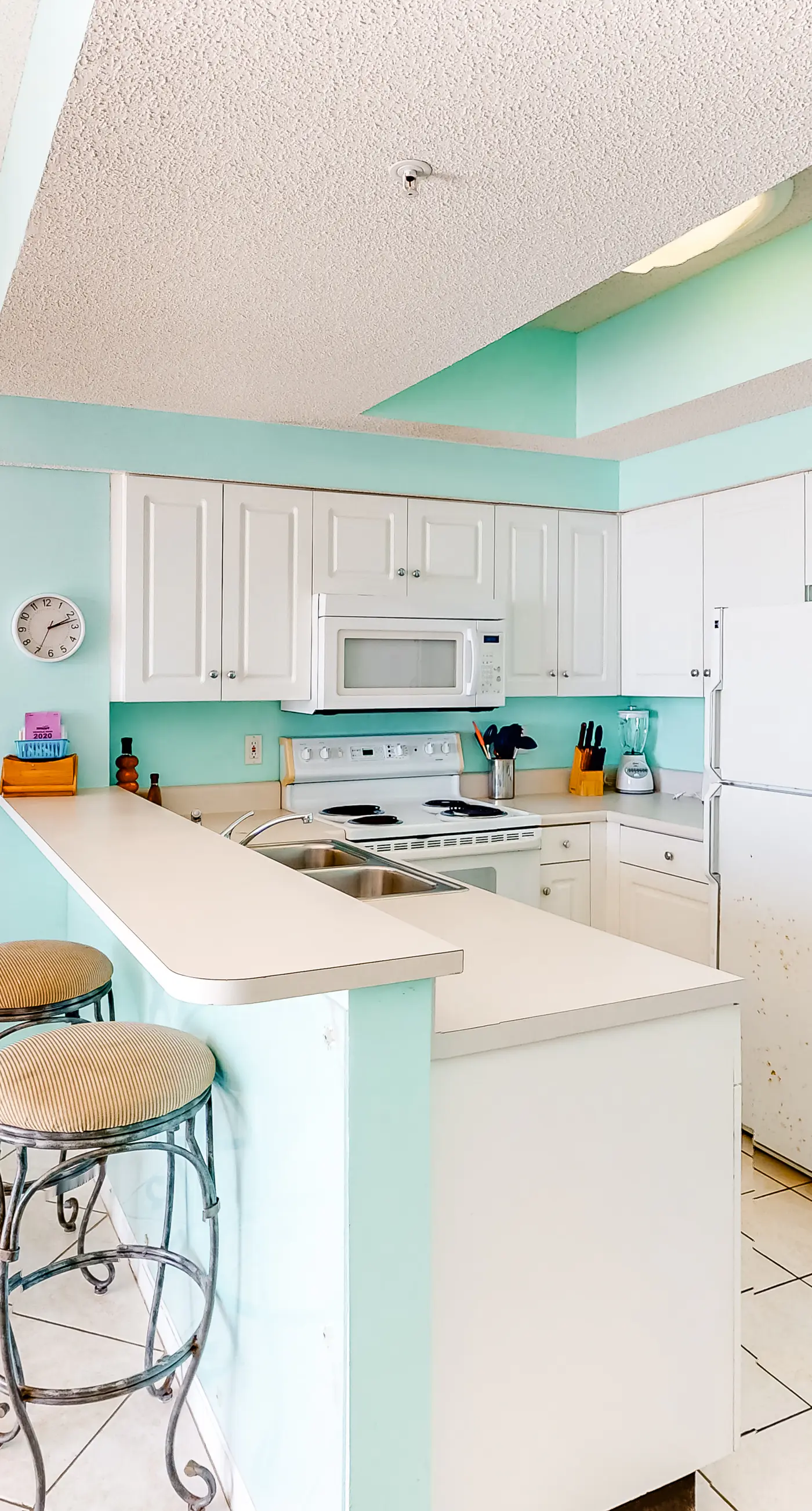 4th Floor Charming condo, Steps from the gulf, Restaurants minutes away