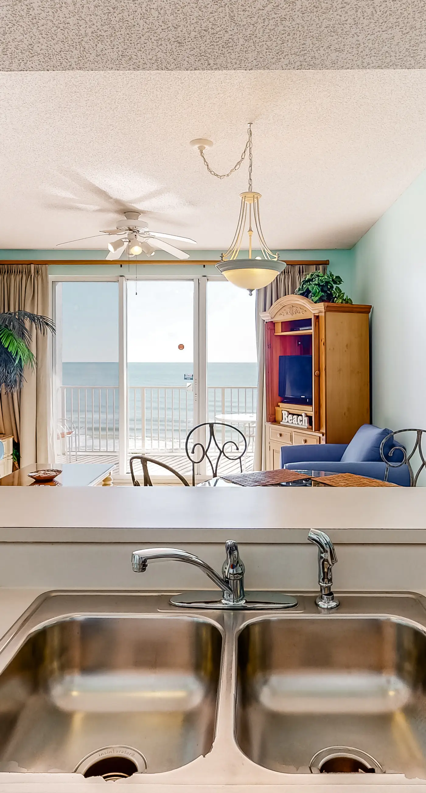 4th Floor Charming condo, Steps from the gulf, Restaurants minutes away