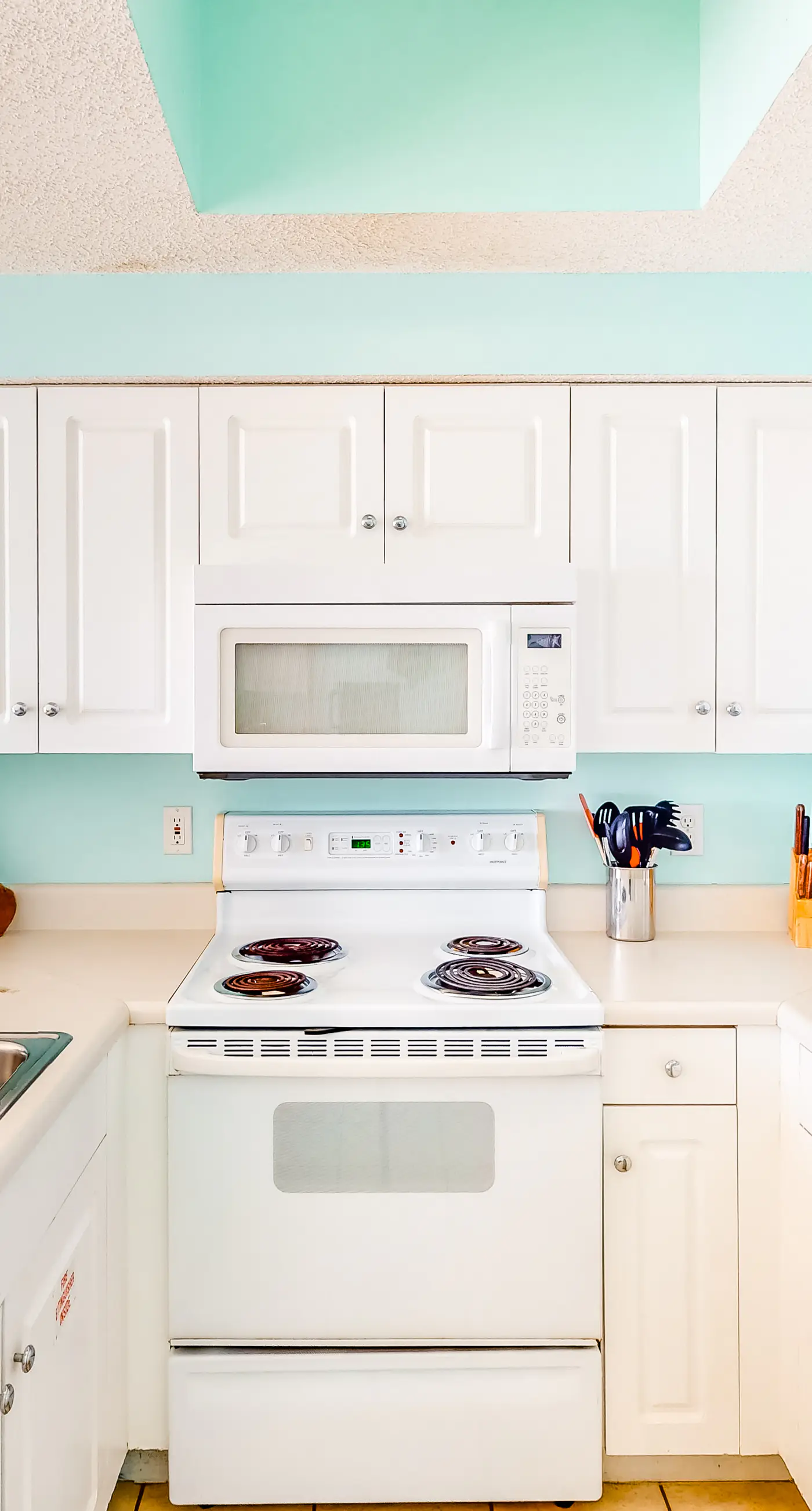 4th Floor Charming condo, Steps from the gulf, Restaurants minutes away