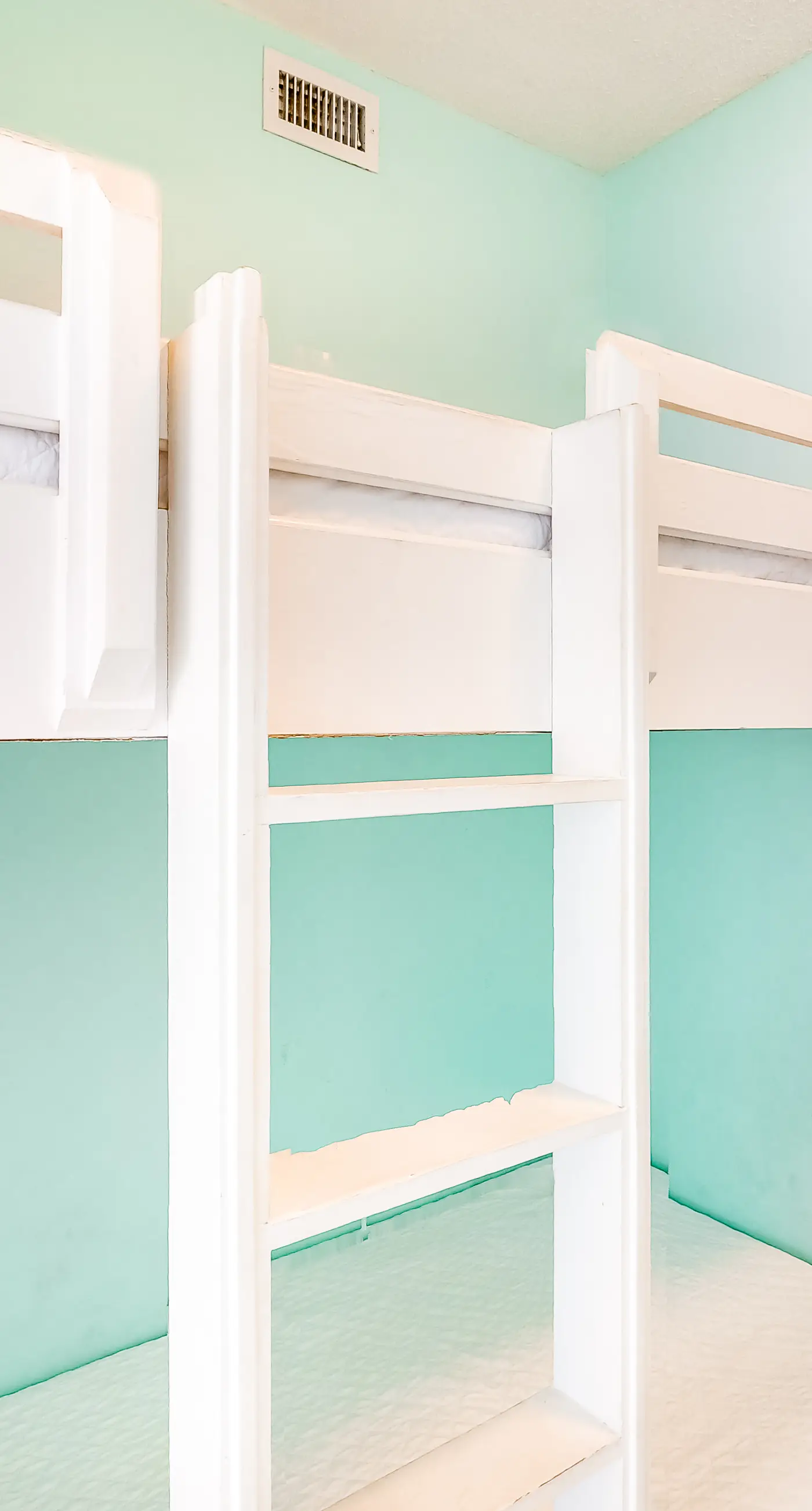 4th Floor Charming condo, Steps from the gulf, Restaurants minutes away