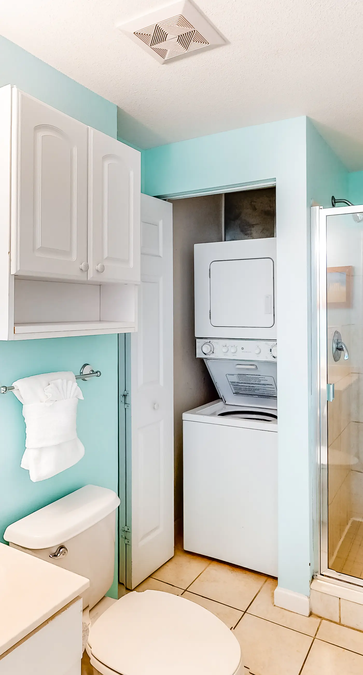 4th Floor Charming condo, Steps from the gulf, Restaurants minutes away