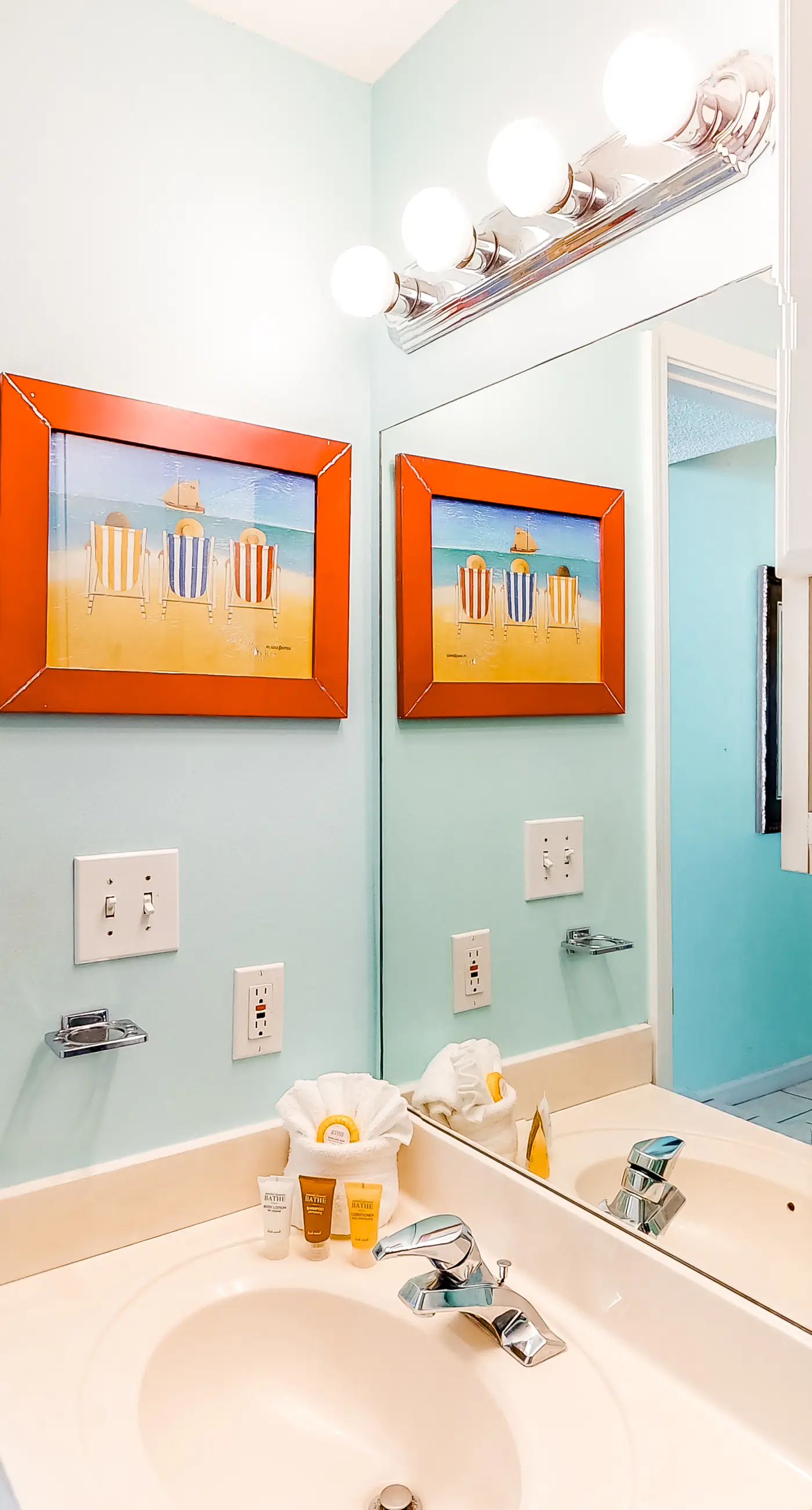 4th Floor Charming condo, Steps from the gulf, Restaurants minutes away