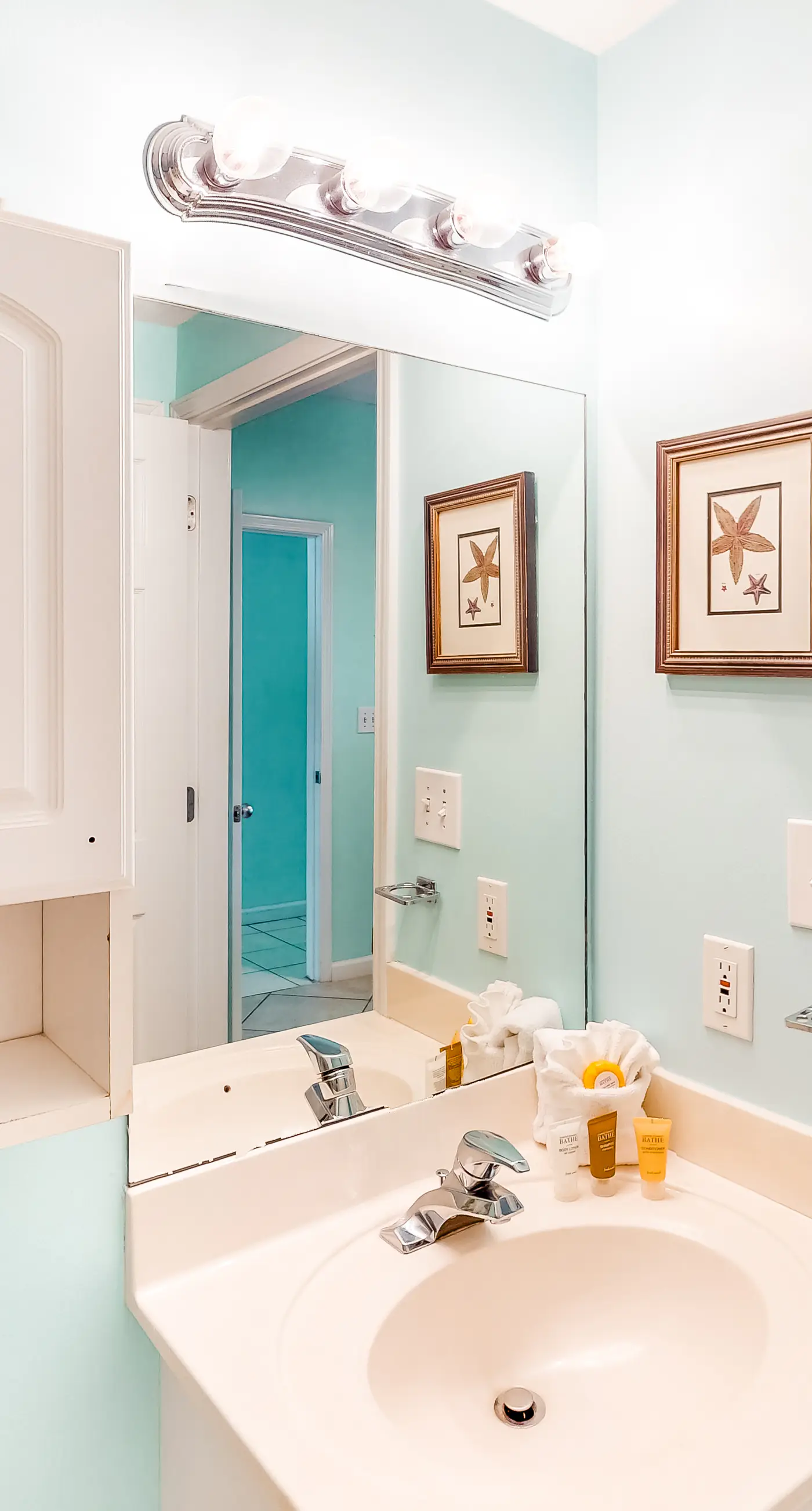 4th Floor Charming condo, Steps from the gulf, Restaurants minutes away