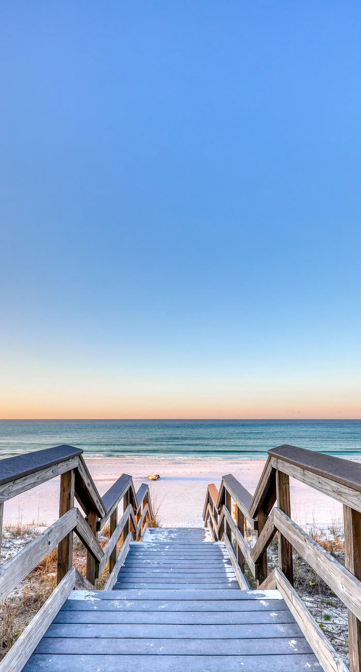 4th Floor Charming condo, Steps from the gulf, Restaurants minutes away