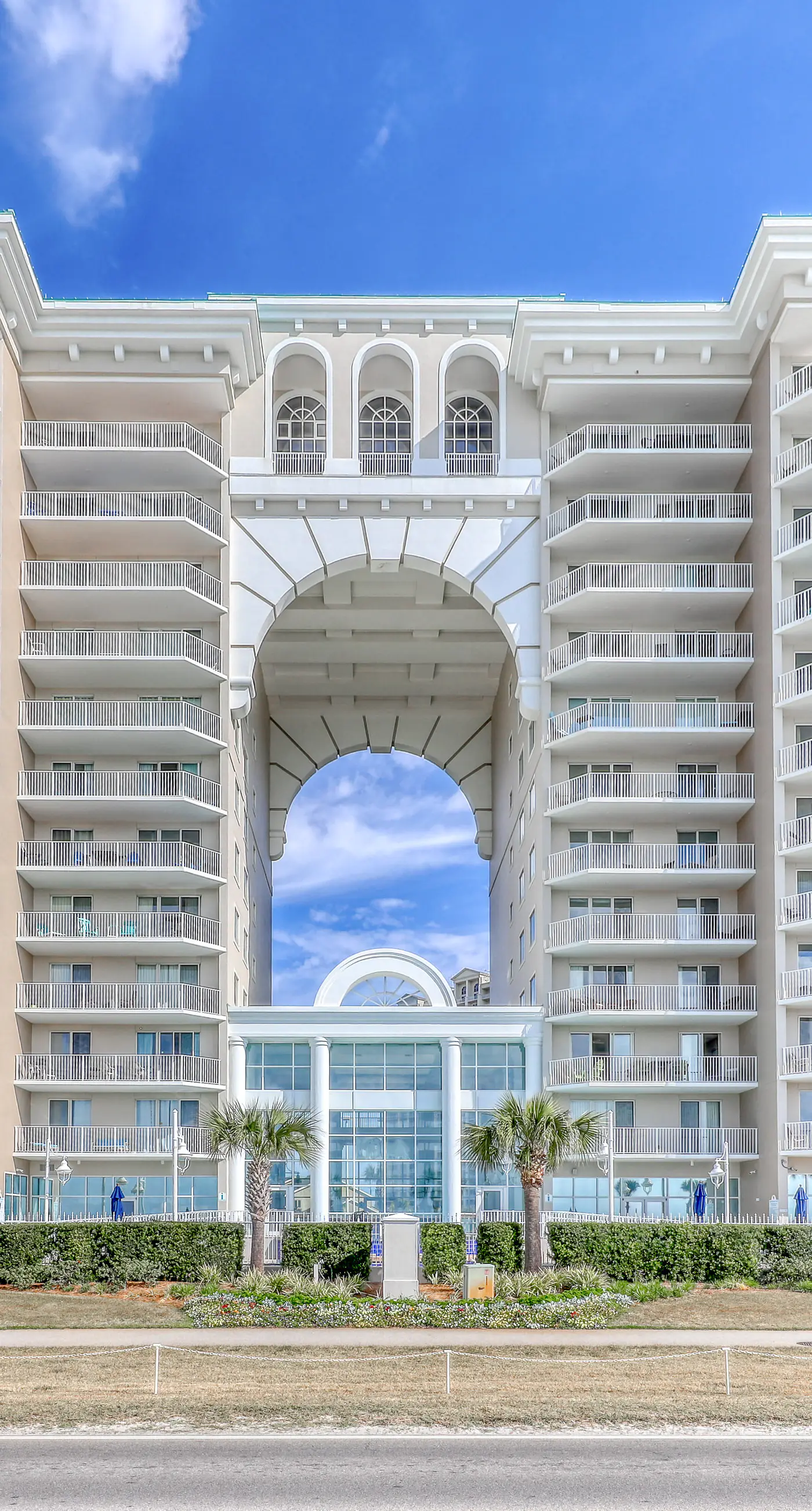 4th Floor Charming condo, Steps from the gulf, Restaurants minutes away