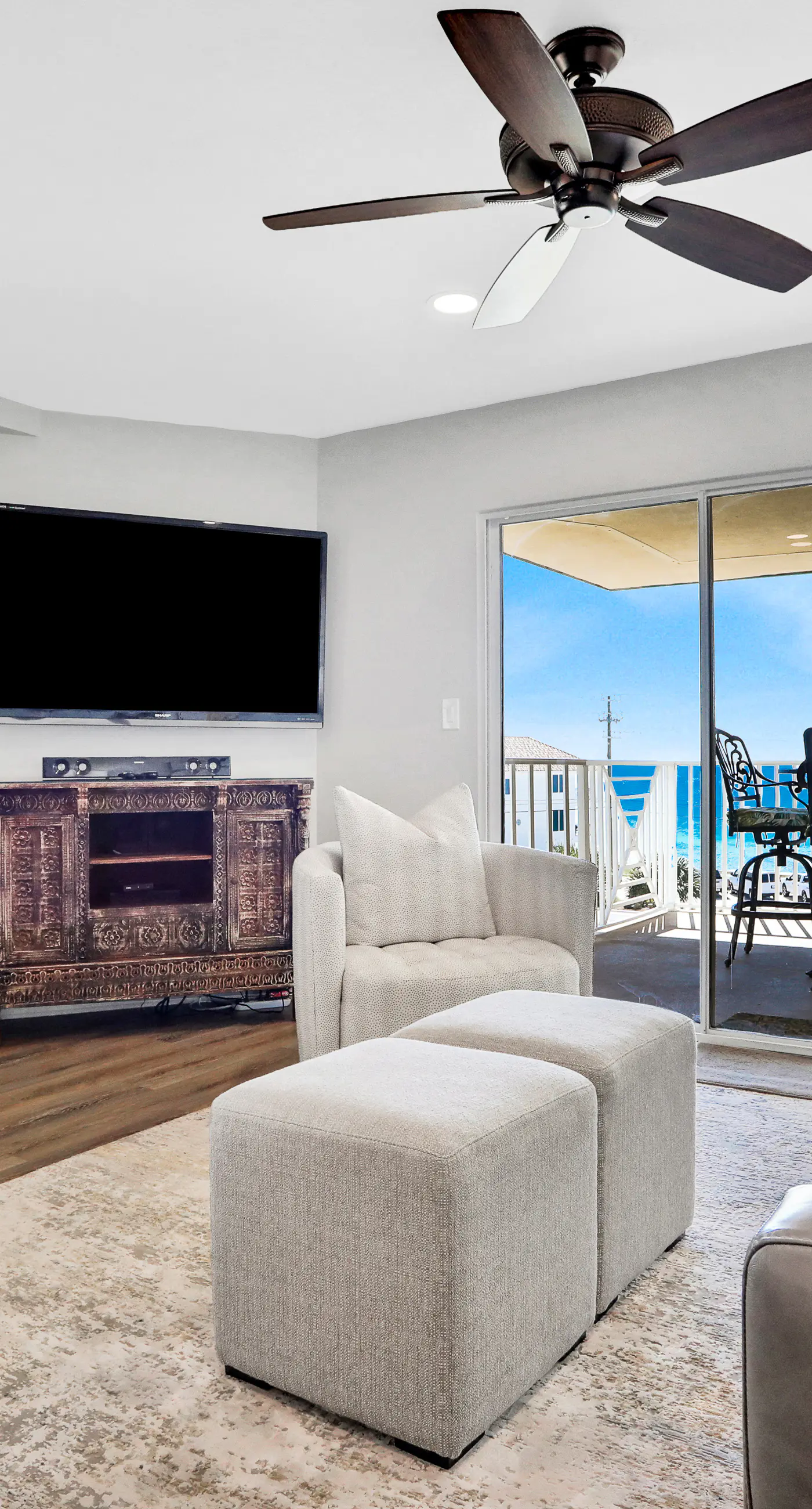 Remodeled ocean-view condo with pools, tennis court, washer&dryer, balcony & AC
