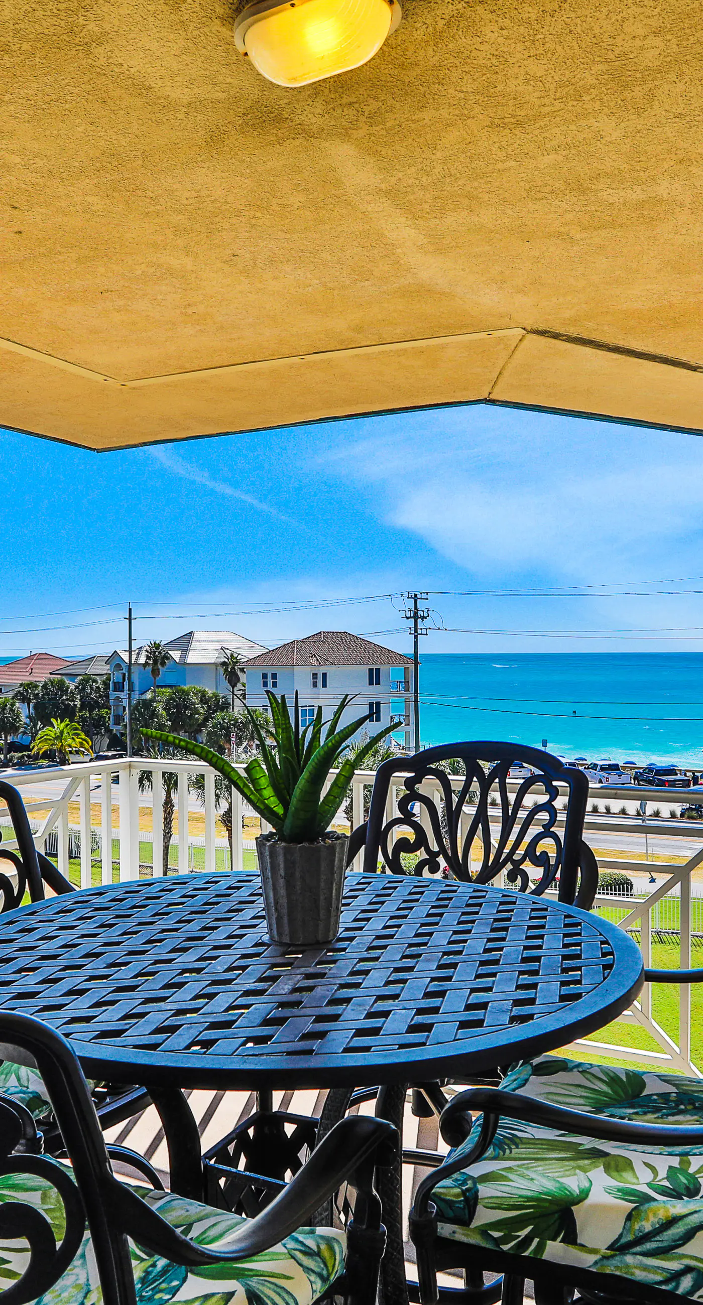 Remodeled ocean-view condo with pools, tennis court, washer&dryer, balcony & AC