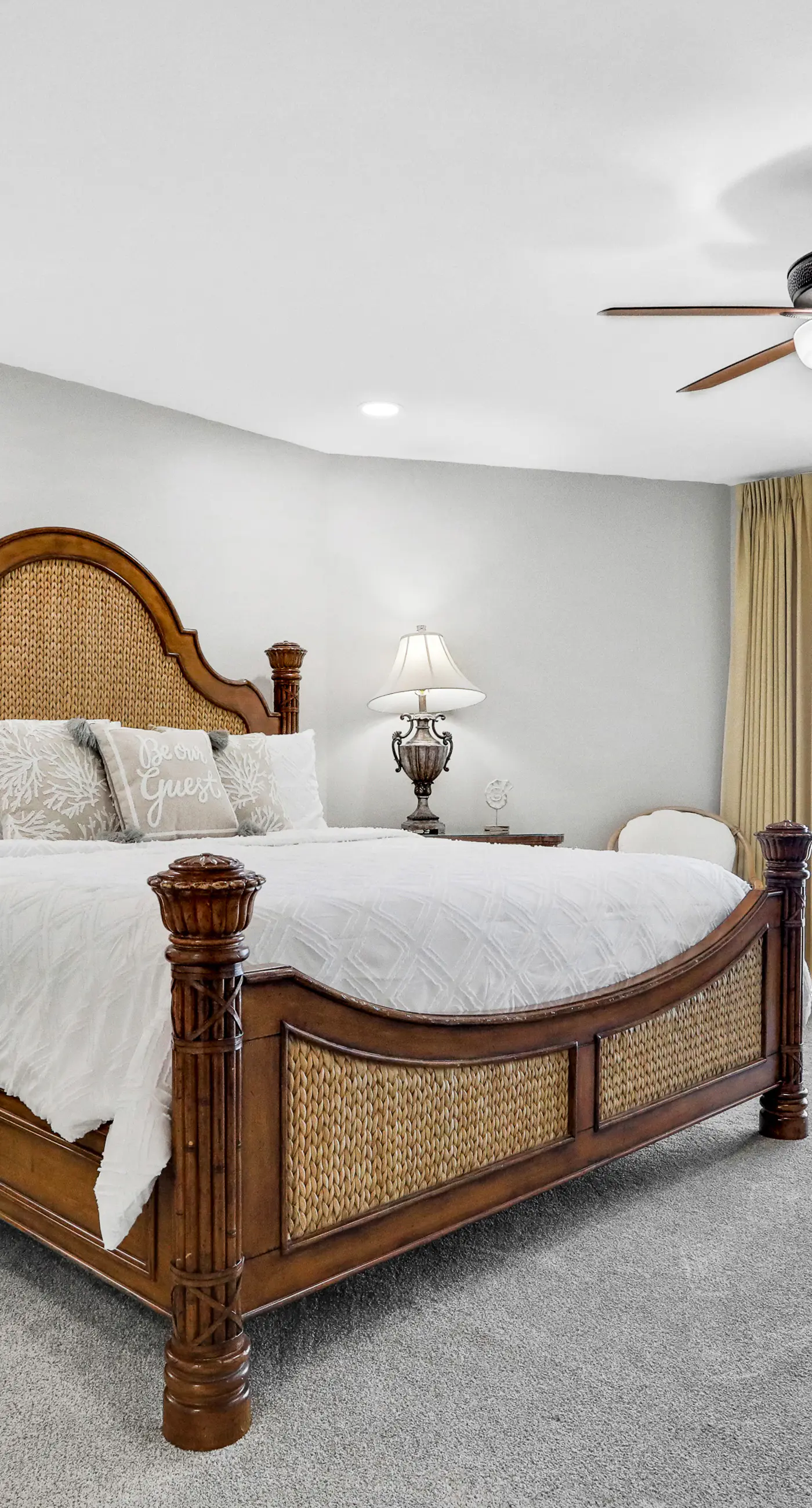 Remodeled ocean-view condo with pools, tennis court, washer&dryer, balcony & AC