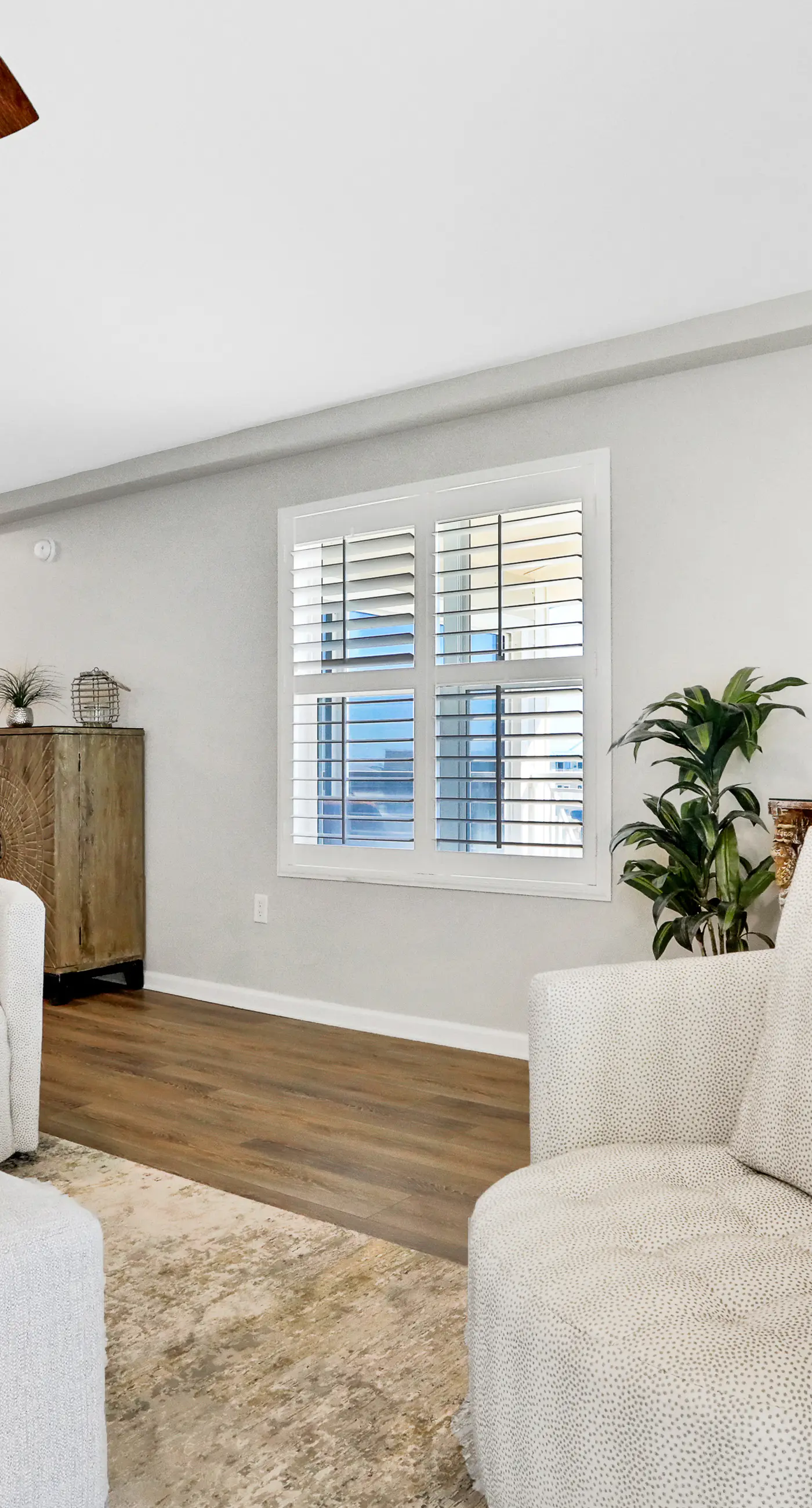 Remodeled ocean-view condo with pools, tennis court, washer&dryer, balcony & AC