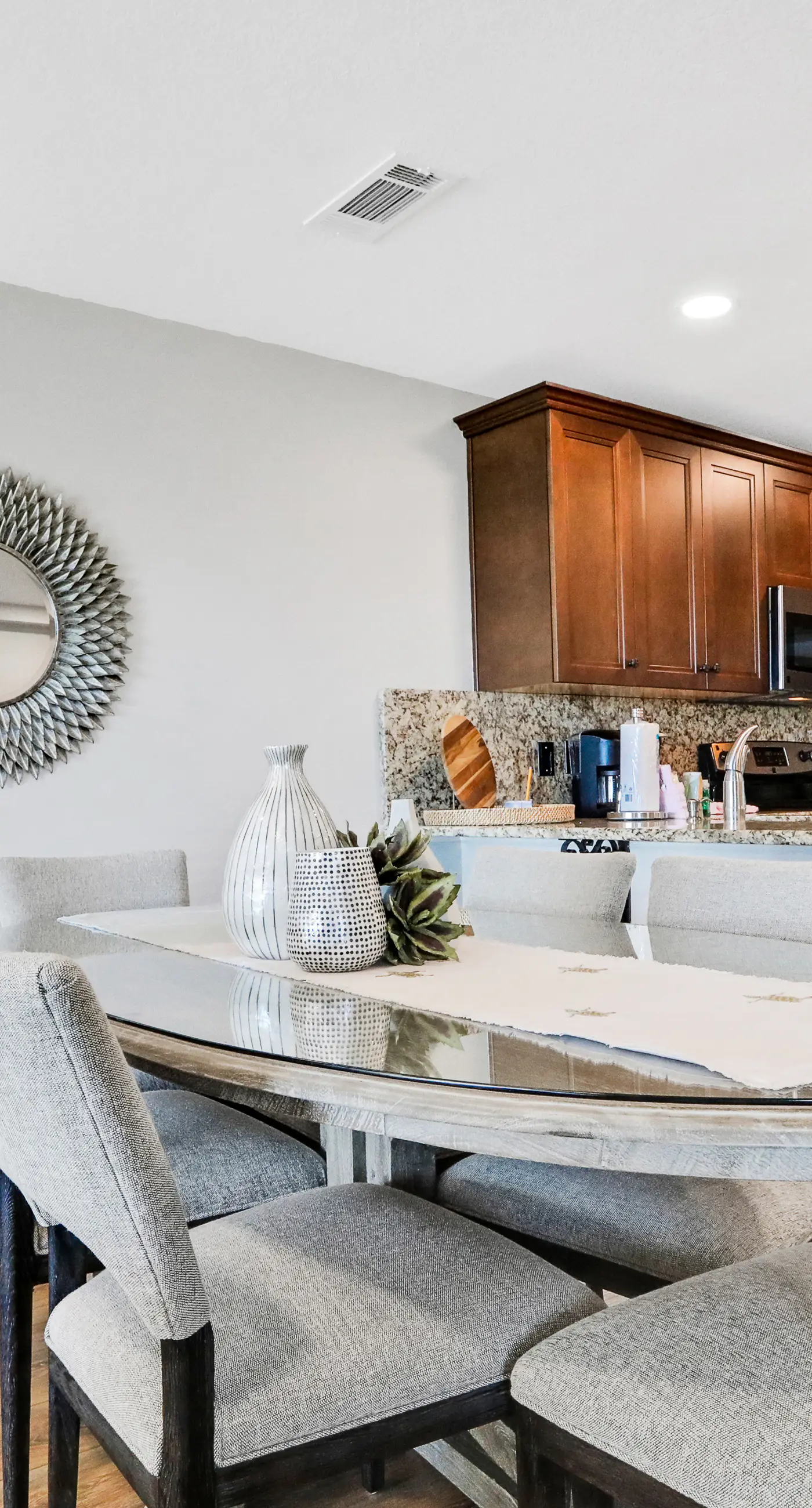 Remodeled ocean-view condo with pools, tennis court, washer&dryer, balcony & AC