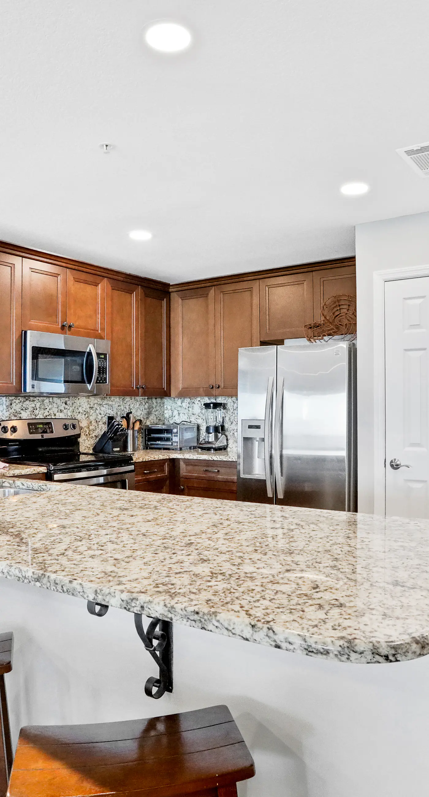 Remodeled ocean-view condo with pools, tennis court, washer&dryer, balcony & AC