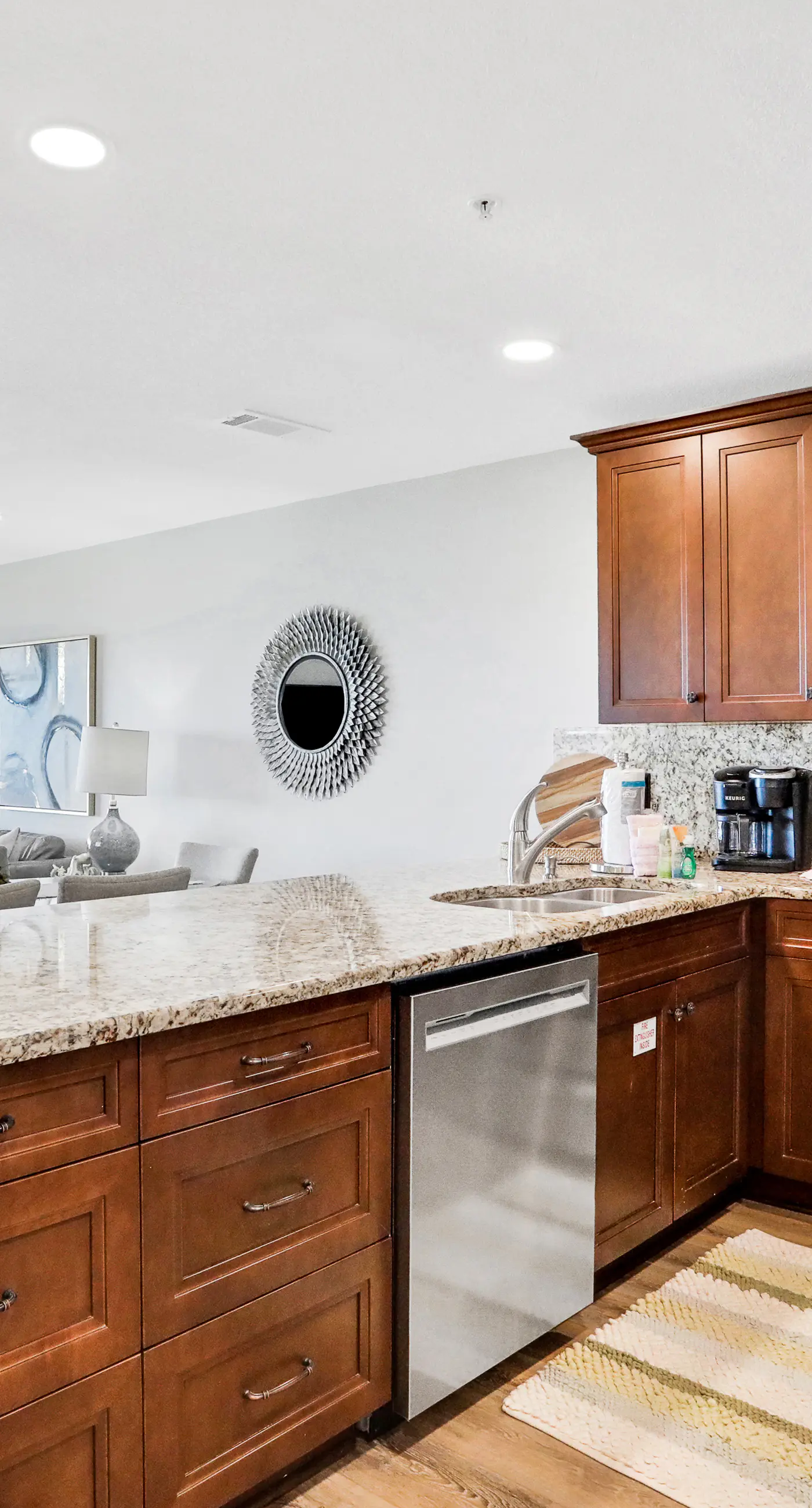 Remodeled ocean-view condo with pools, tennis court, washer&dryer, balcony & AC