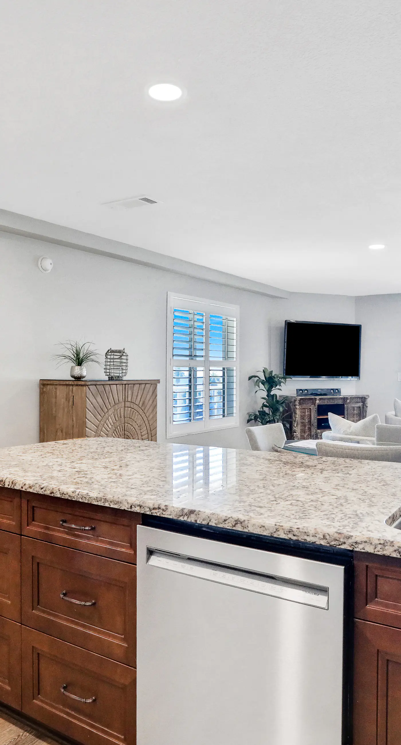 Remodeled ocean-view condo with pools, tennis court, washer&dryer, balcony & AC