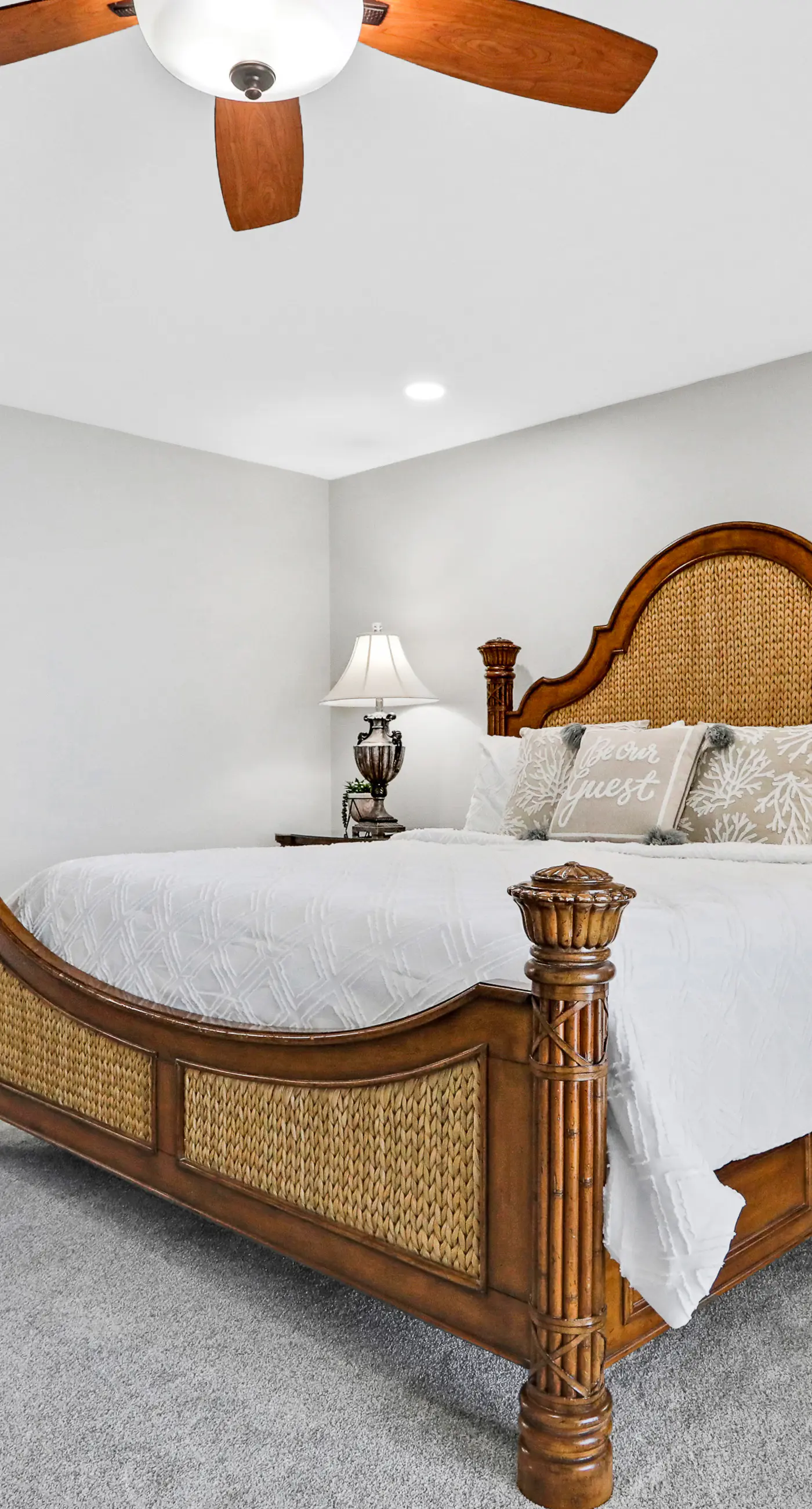 Remodeled ocean-view condo with pools, tennis court, washer&dryer, balcony & AC