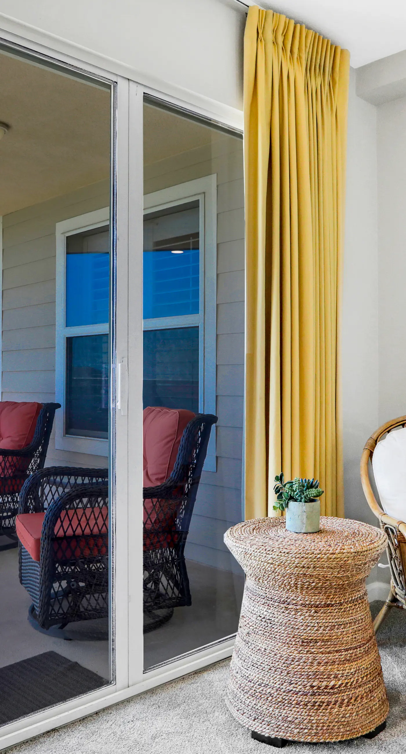 Remodeled ocean-view condo with pools, tennis court, washer&dryer, balcony & AC